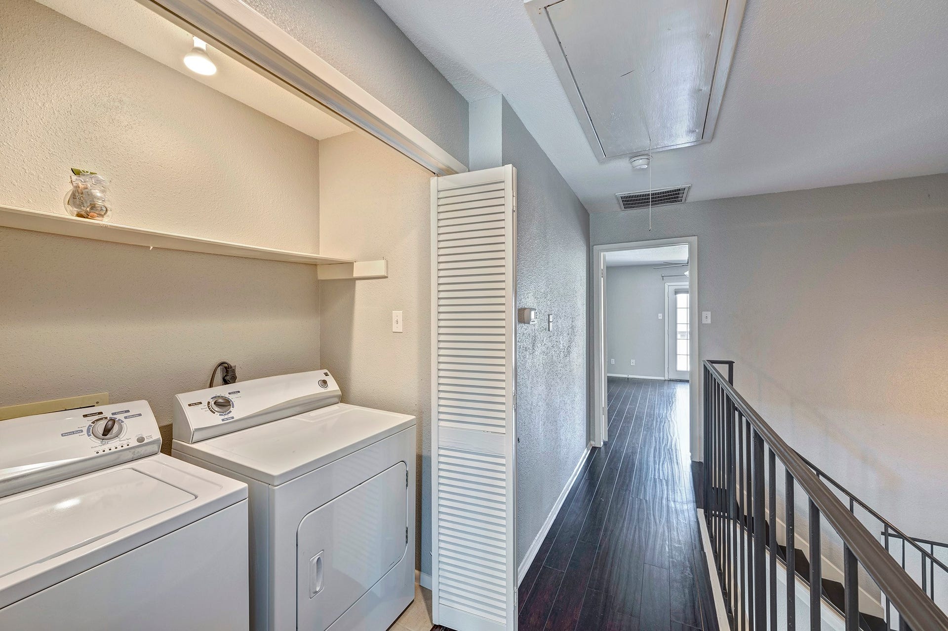 5005 Georgi Lane, #165, Houston, TX 77092 Upstairs layout. Washer/dryer included. Back bedroom straight ahead.