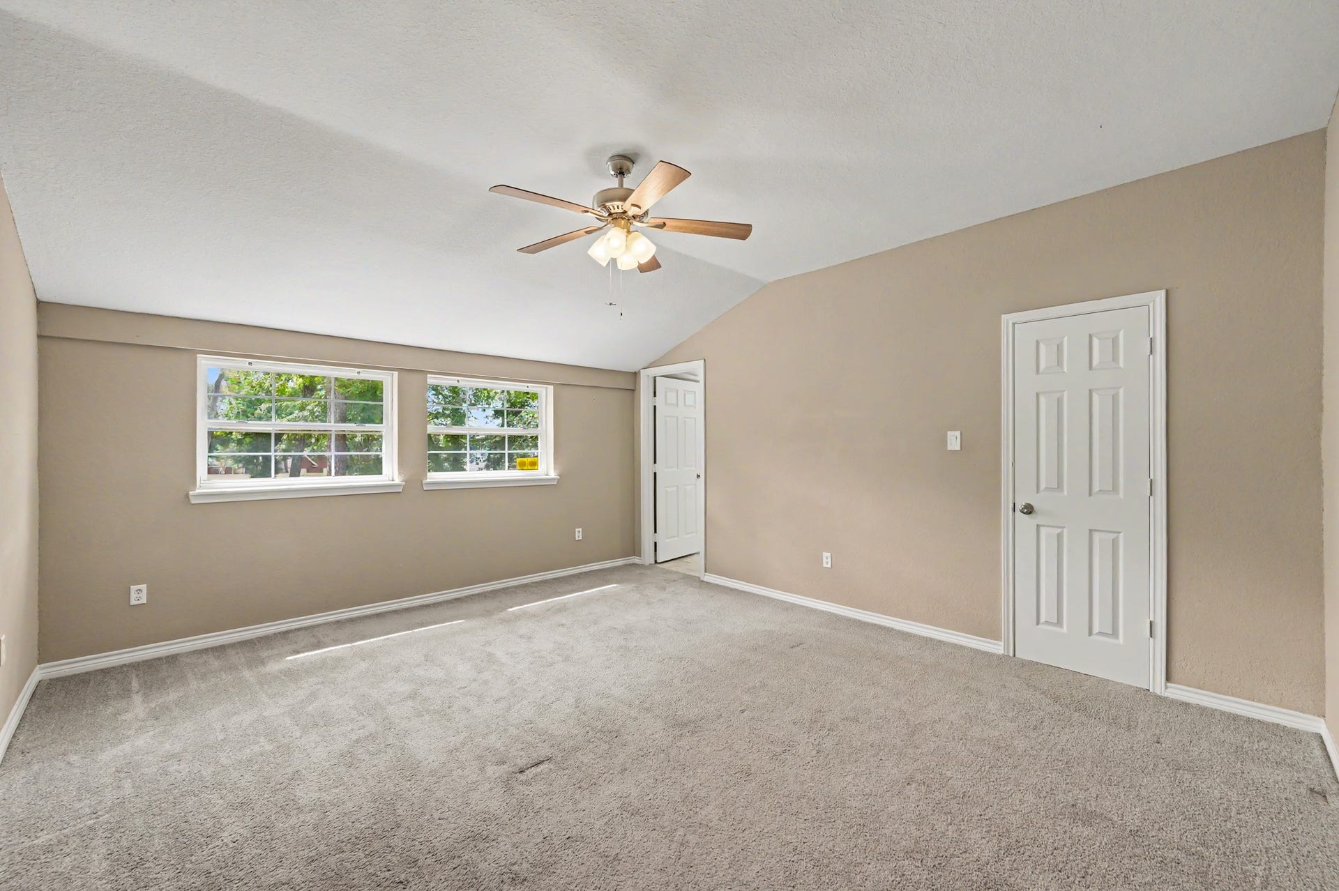 Second ensuite bedroom with walk in closet