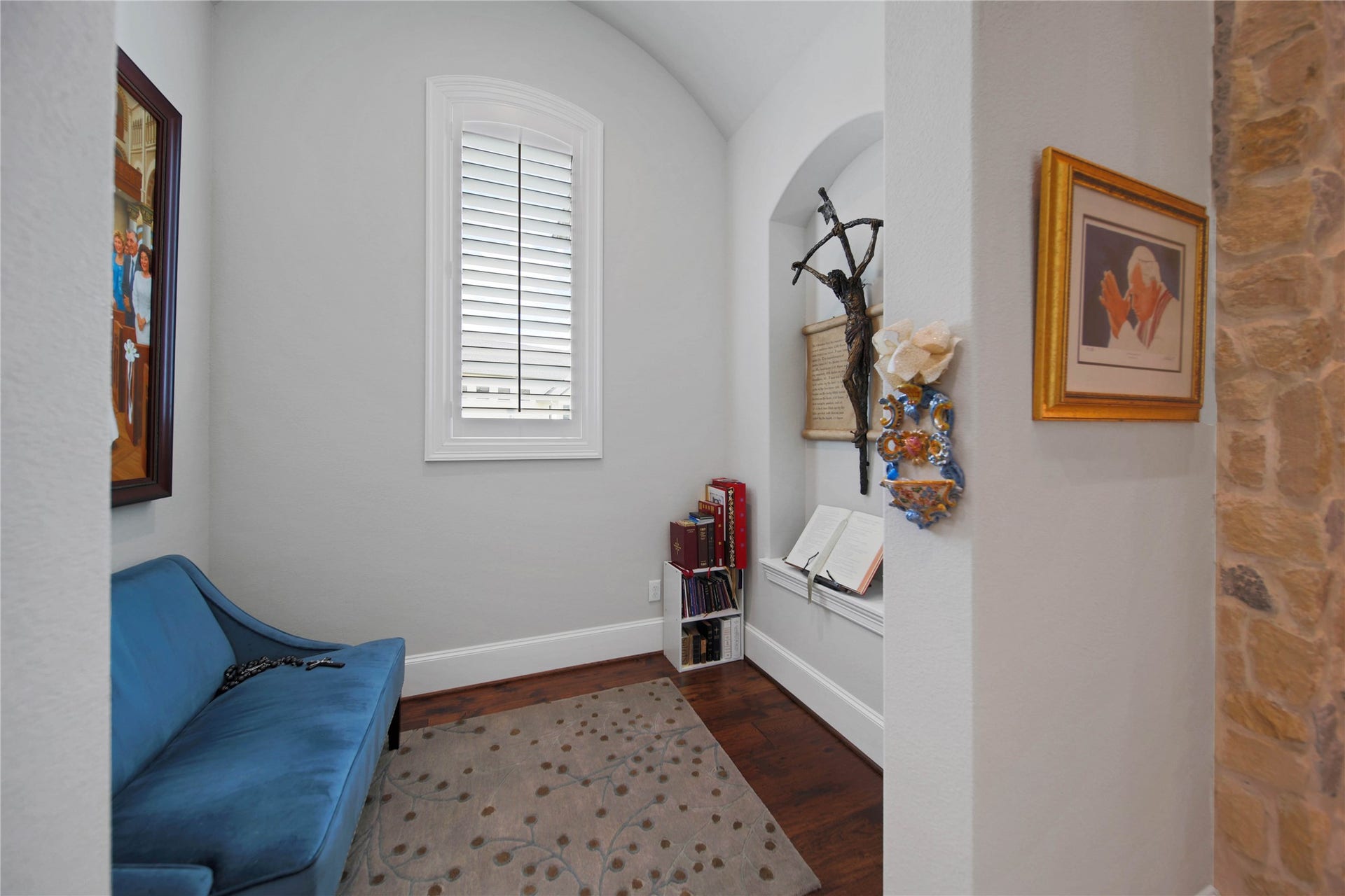 24718 Shadow Pond Drive, Spring, TX 77389 Charming reading nook with a cozy blue sofa, elegant hardwood floors, and stylish decor, perfect for relaxation and contemplation.
