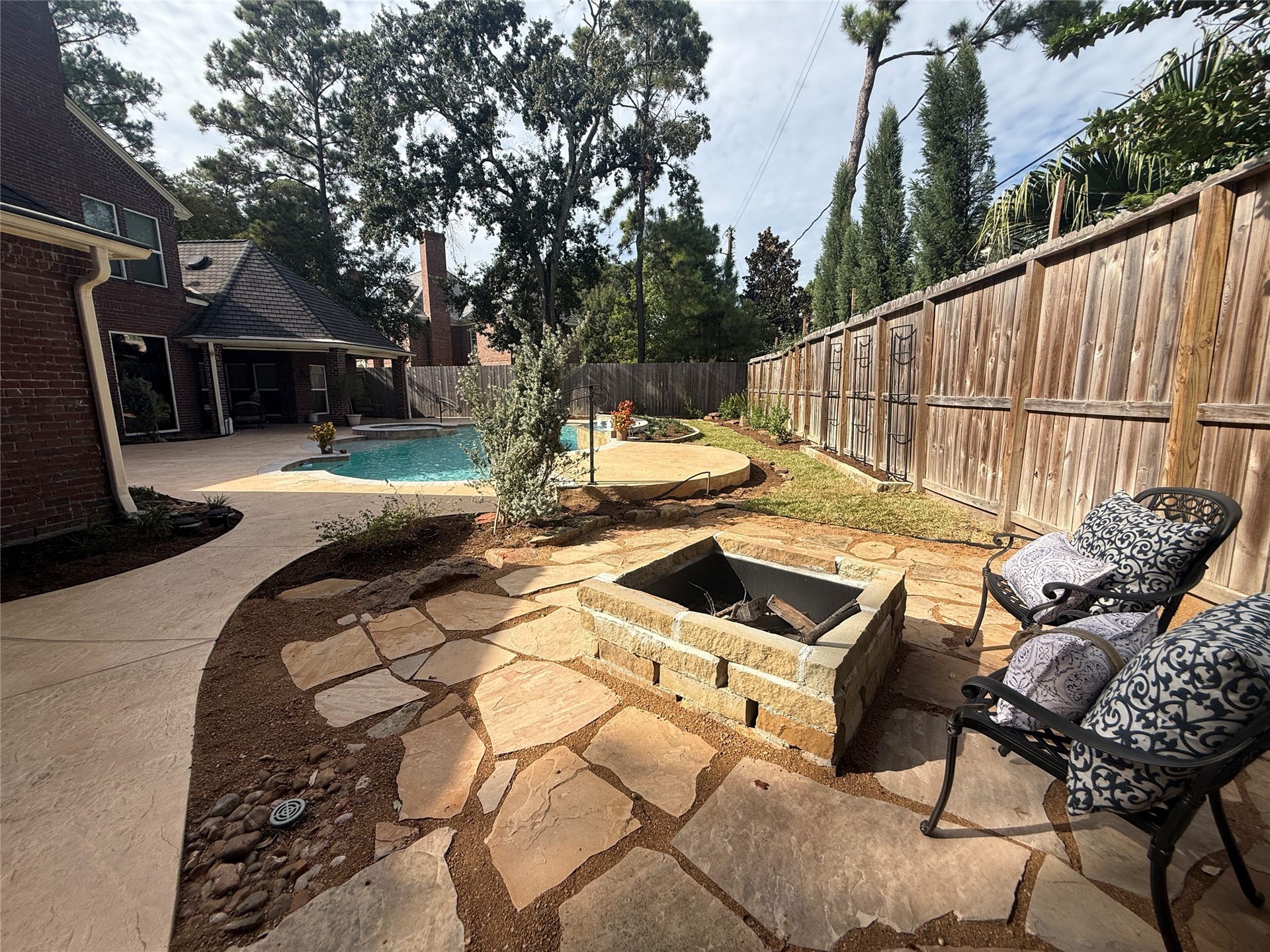 15914 Harwick Drive, Spring, TX 77379 COZY FIRE PIT WITH FLAGSTONE PATIO