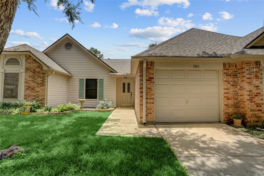 Property photo for 686 W Country Grove Circle, Pearland, TX