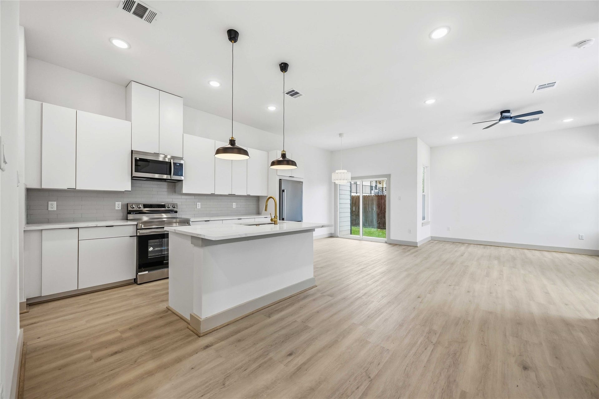 7555 Calhoun Street, #B, Houston, TX 77033 7555 Calhoun Street, #B, Houston, TX 77033