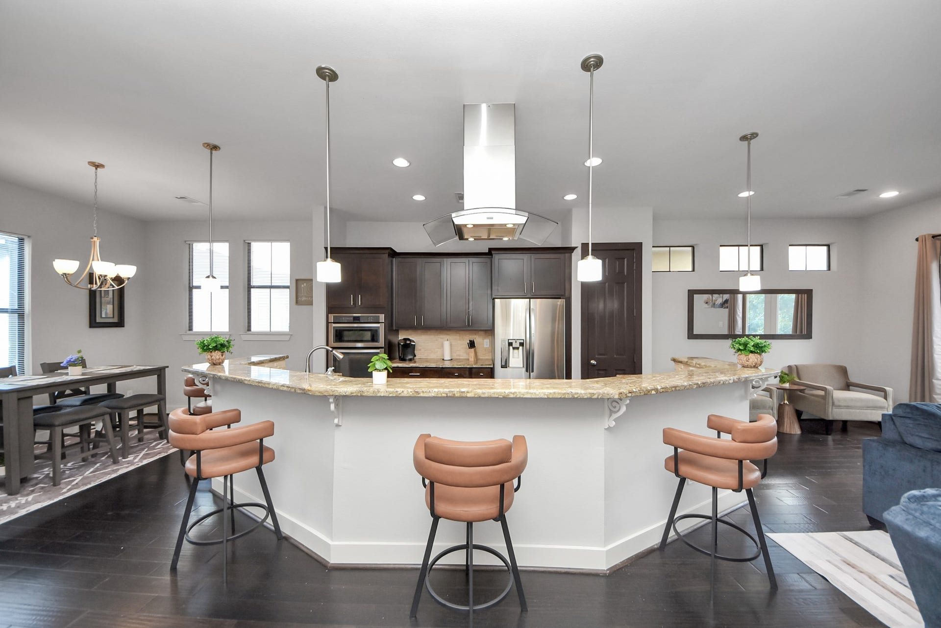 1706 Spring Street, Houston, TX 77007 Open dining and kitchen layout featuring breakfast bar seating and an easy flow for entertaining.