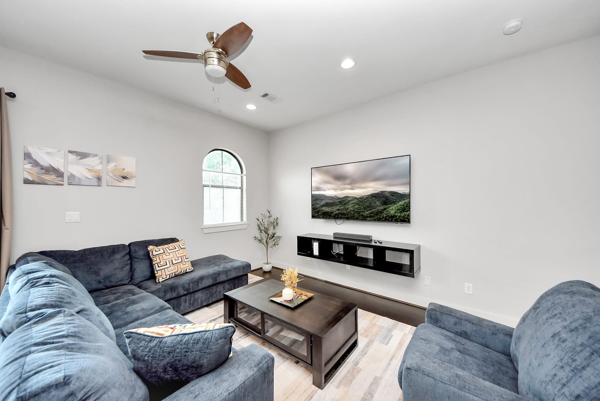 1706 Spring Street, Houston, TX 77007 Expansive open-concept living area with dark wood flooring, recessed lighting, and seamless flow into the kitchen and dining spaces.