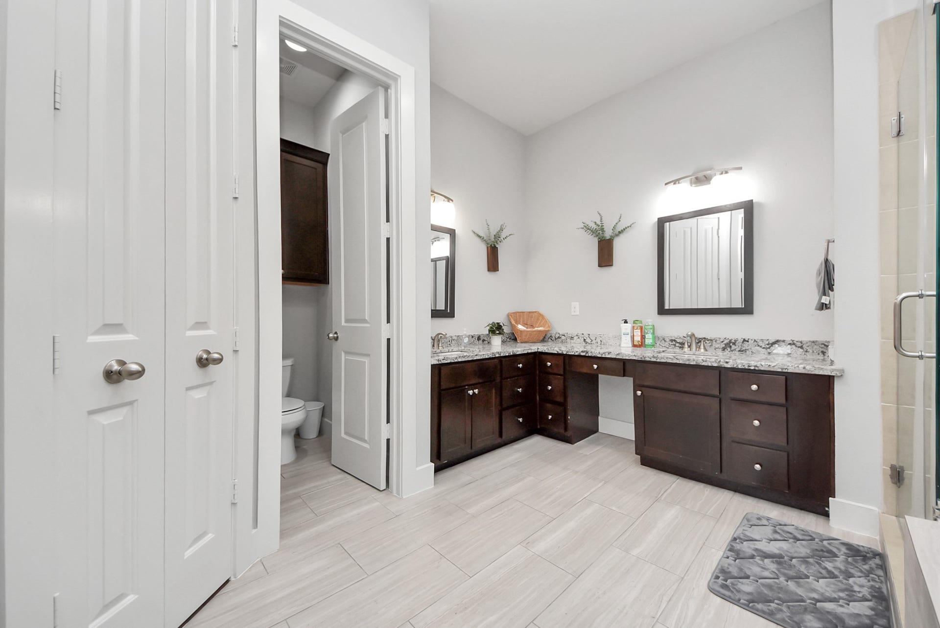 1706 Spring Street, Houston, TX 77007 Primary bath features a soaking tub, glass-enclosed shower, granite counters, and neutral tile finishes.