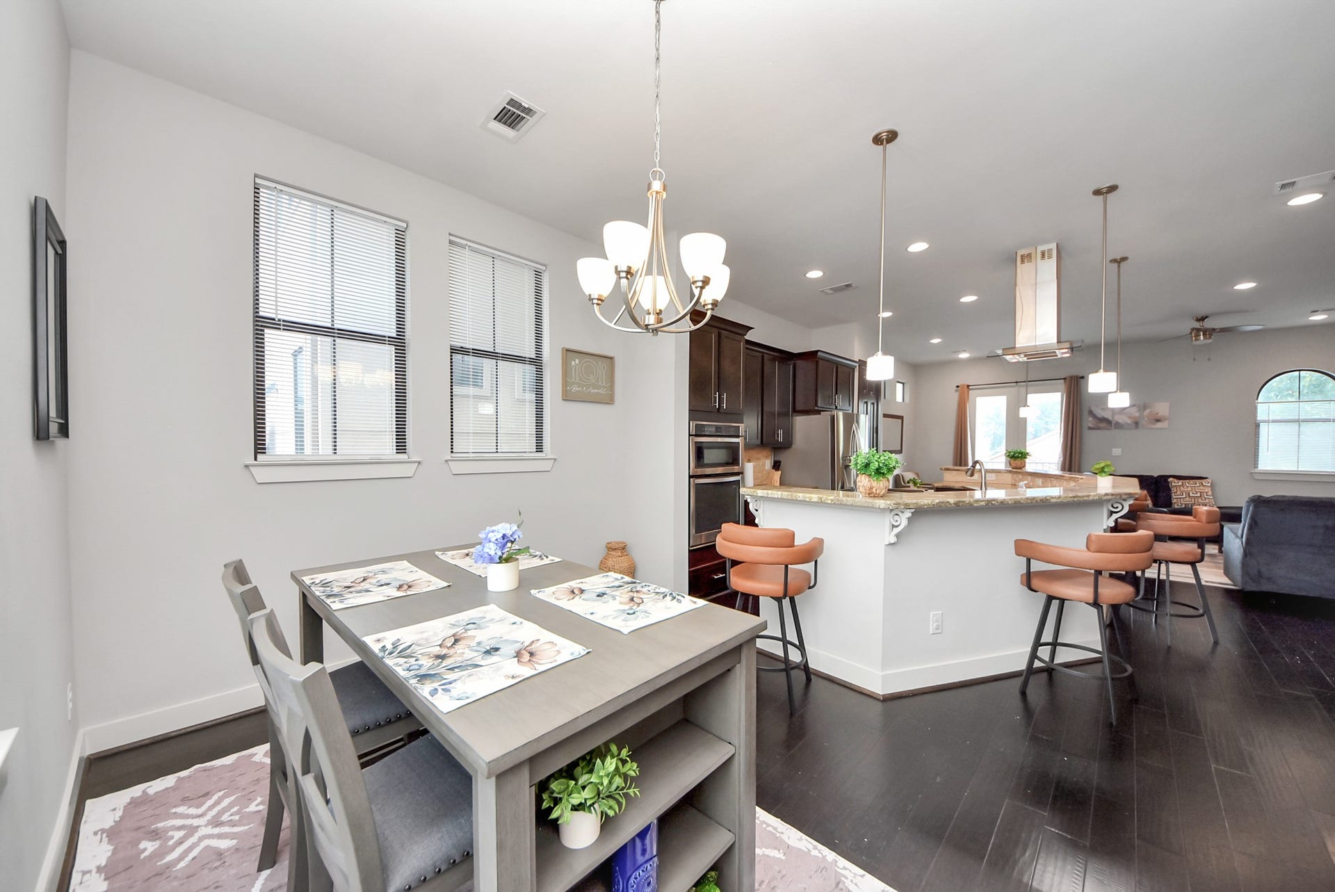 1706 Spring Street, Houston, TX 77007 Dining area conveniently positioned between the kitchen and living spaces.