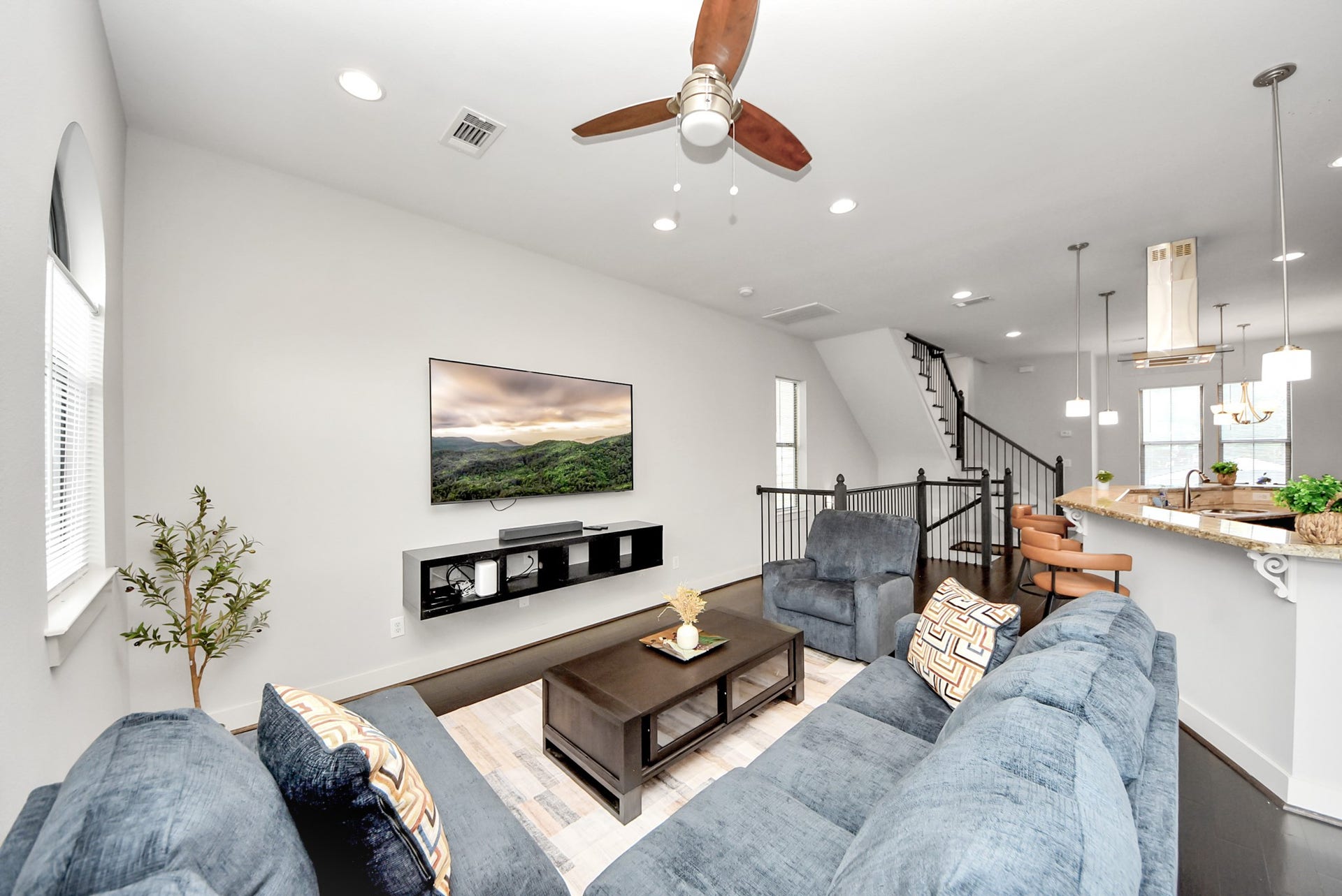 1706 Spring Street, Houston, TX 77007 Spacious living room designed for comfortable everyday living and entertaining.