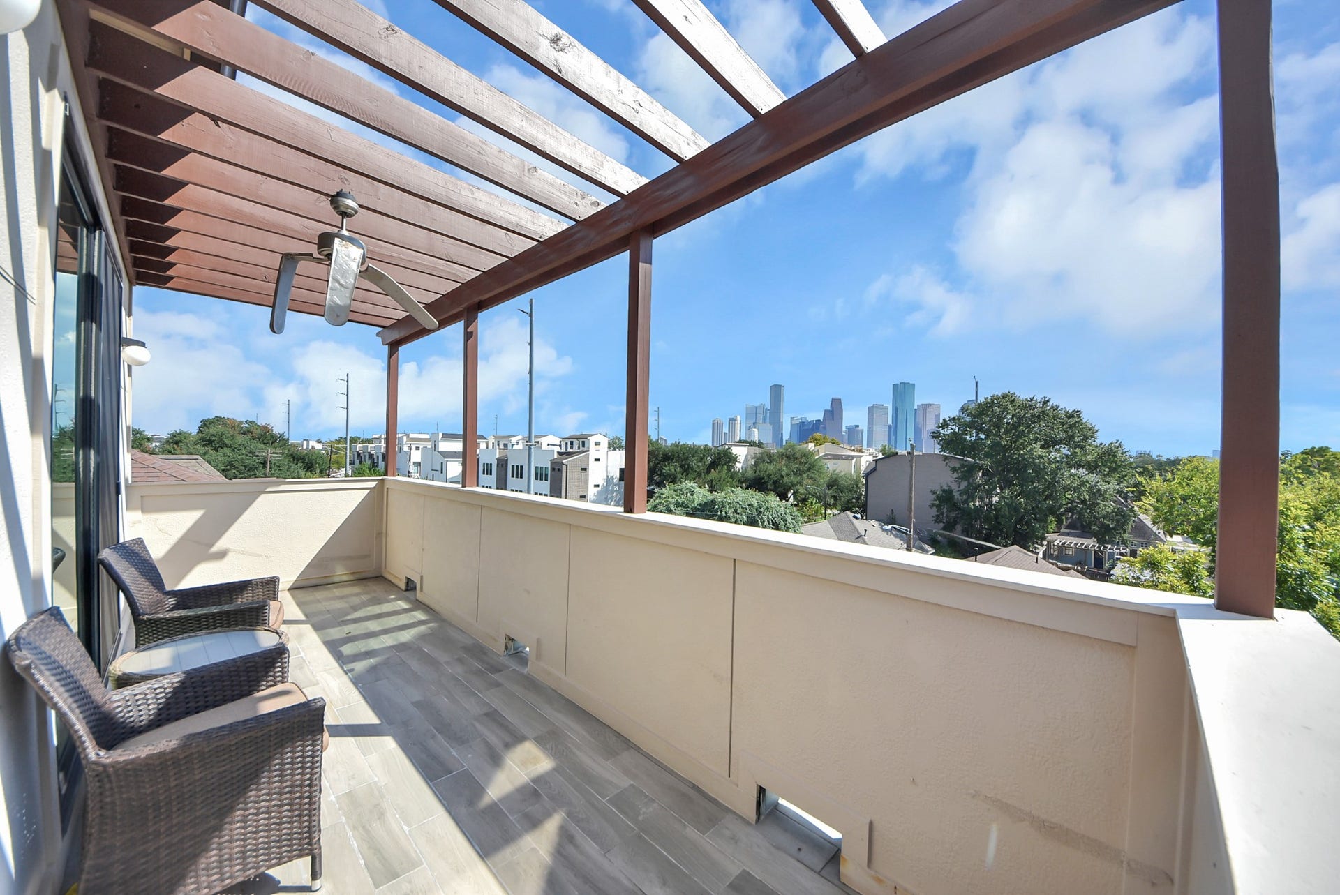 1706 Spring Street, Houston, TX 77007 Upper-level living area offers flexible space for entertaining, working from home, or relaxing while enjoying views toward Downtown Houston.