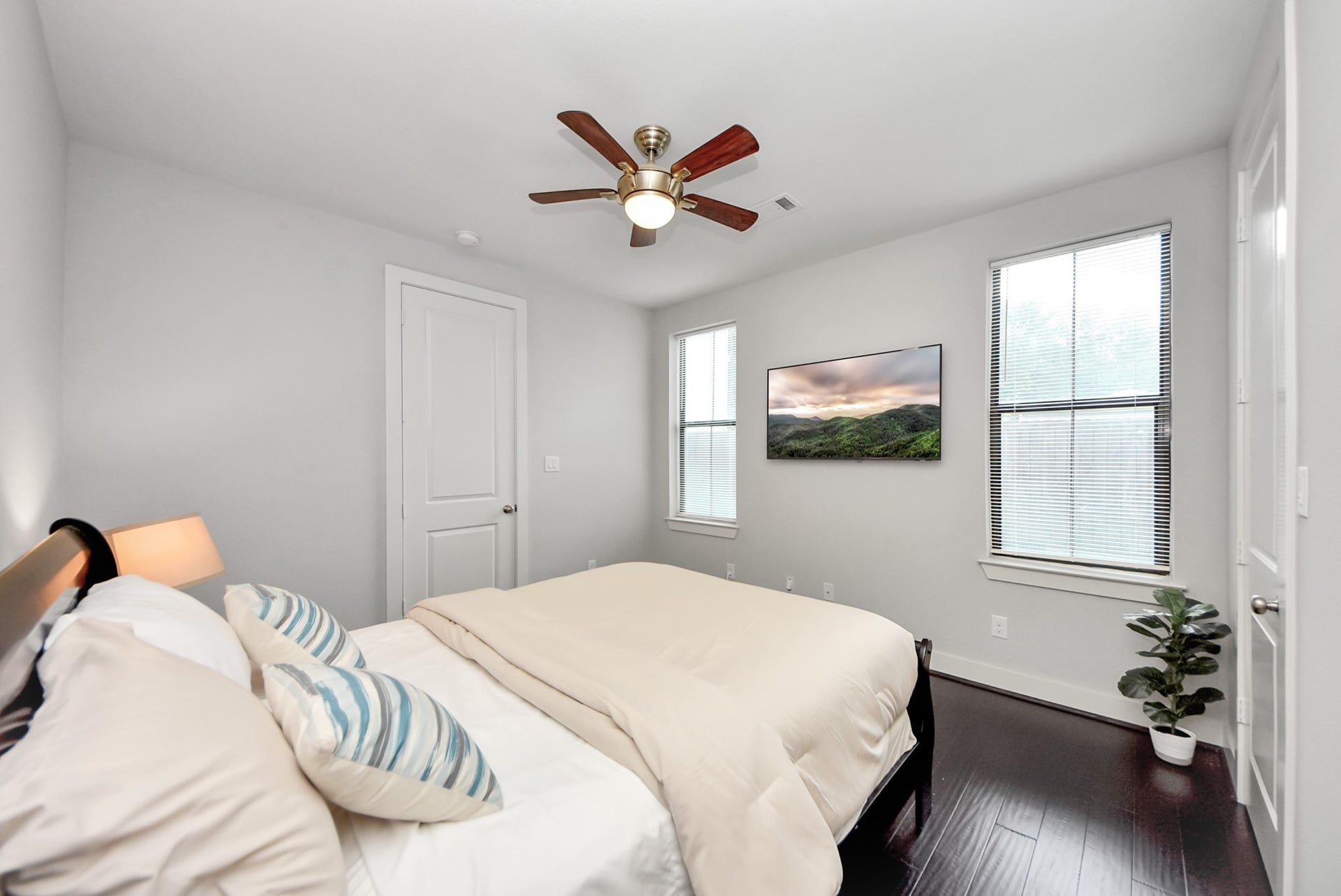 1706 Spring Street, Houston, TX 77007 Alternate view of the secondary bedroom highlighting multiple windows and abundant natural light.