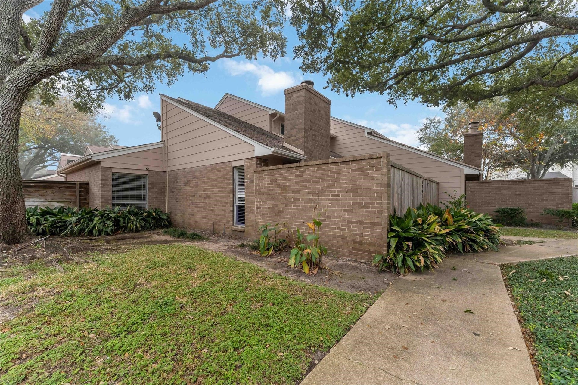 13911 Hollowgreen Drive, Houston, TX 77082 13911 Hollowgreen Drive, Houston, TX 77082