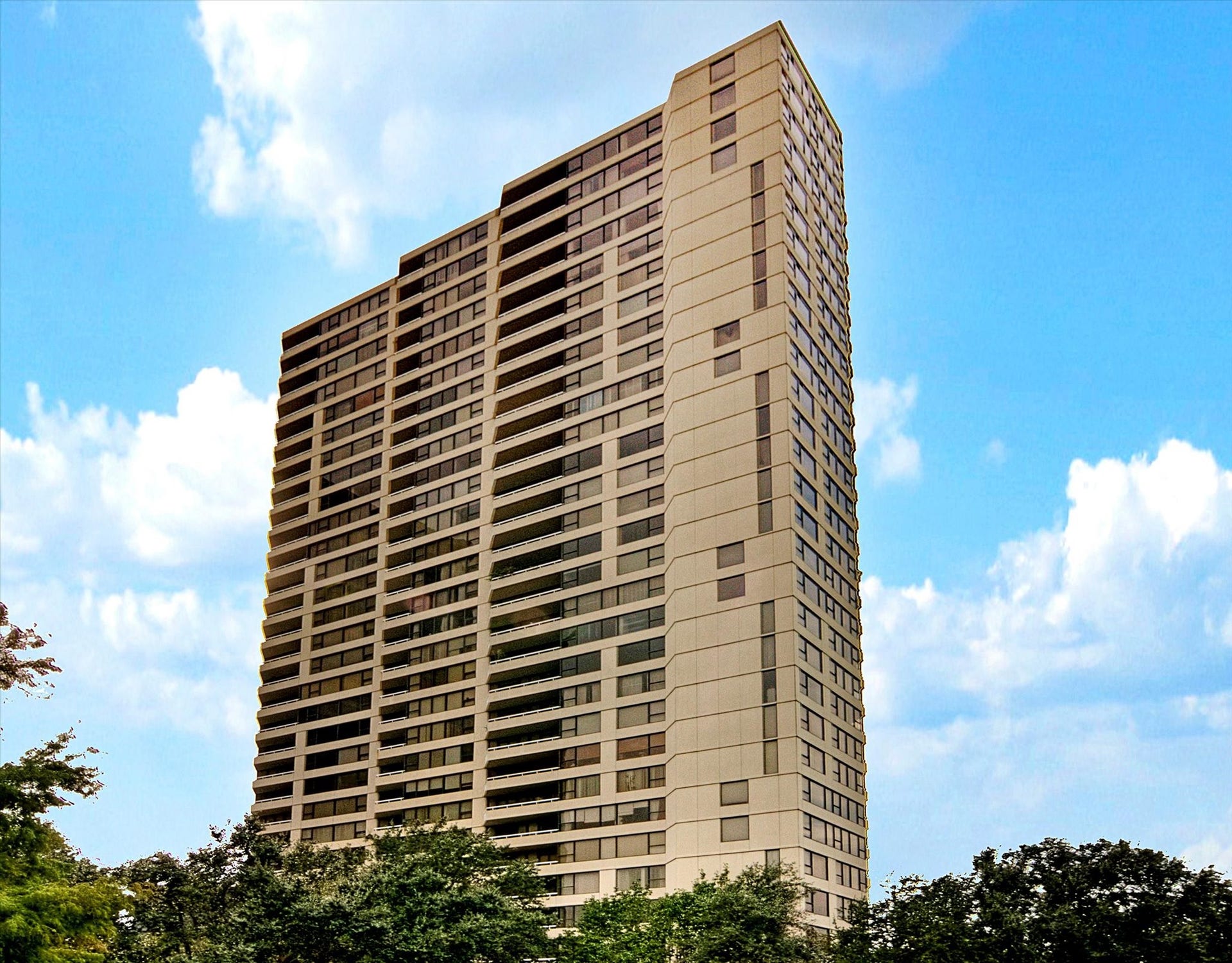 14 Greenway Plaza, #9R, Houston, TX 77046 The Greenways distinctive high-rise architecture rises above the surrounding treetops, placing residents in Houstons centrally located Greenway Plaza neighborhood near shopping, dining and major thoroughfares.