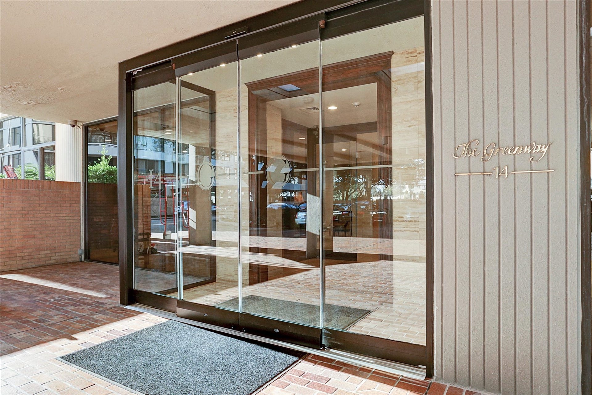14 Greenway Plaza, #9R, Houston, TX 77046 Welcome to 14 Greenway Plaza. A covered entrance and glass doors create an inviting arrival, complemented by the buildings concierge and valet services.