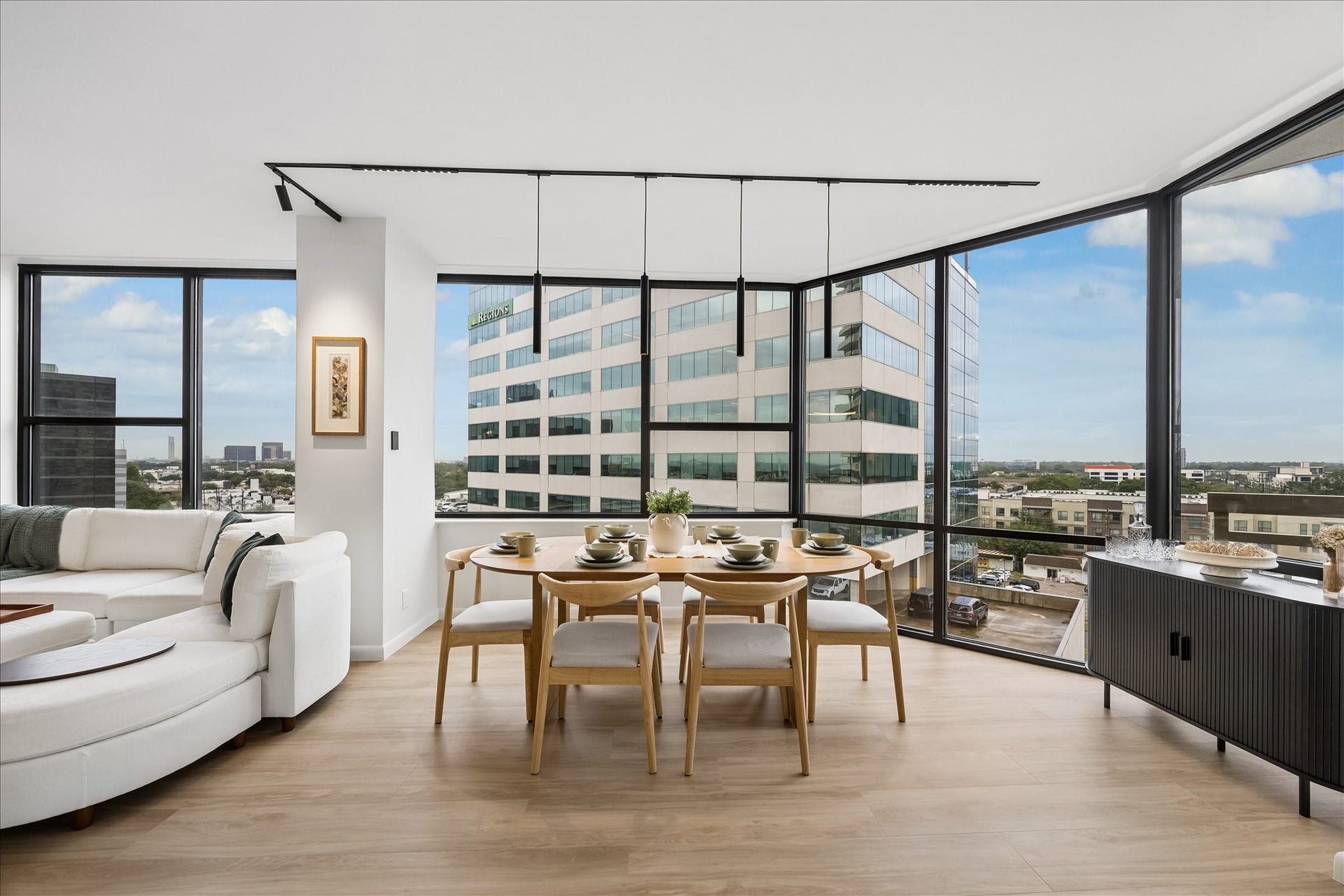 14 Greenway Plaza, #9R, Houston, TX 77046 Corner windows bring daylight and city outlooks to the dining area.