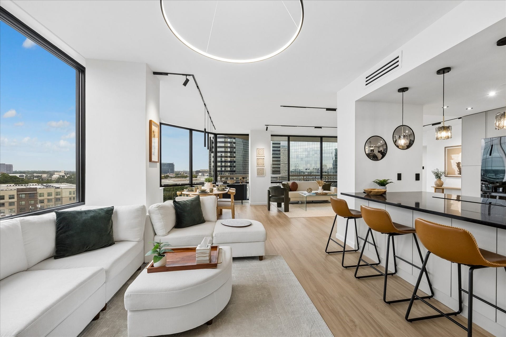 14 Greenway Plaza, #9R, Houston, TX 77046 Long sightlines connect the family room, dining area and main living space.