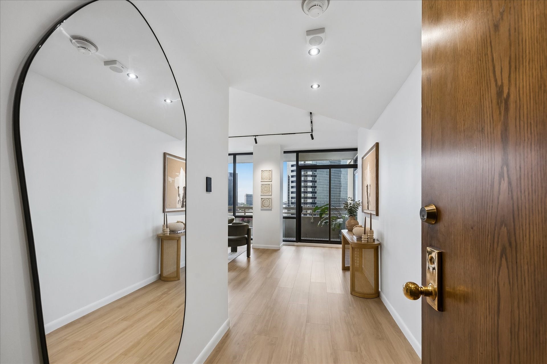 14 Greenway Plaza, #9R, Houston, TX 77046 Foyer opens toward the living room and covered balcony.