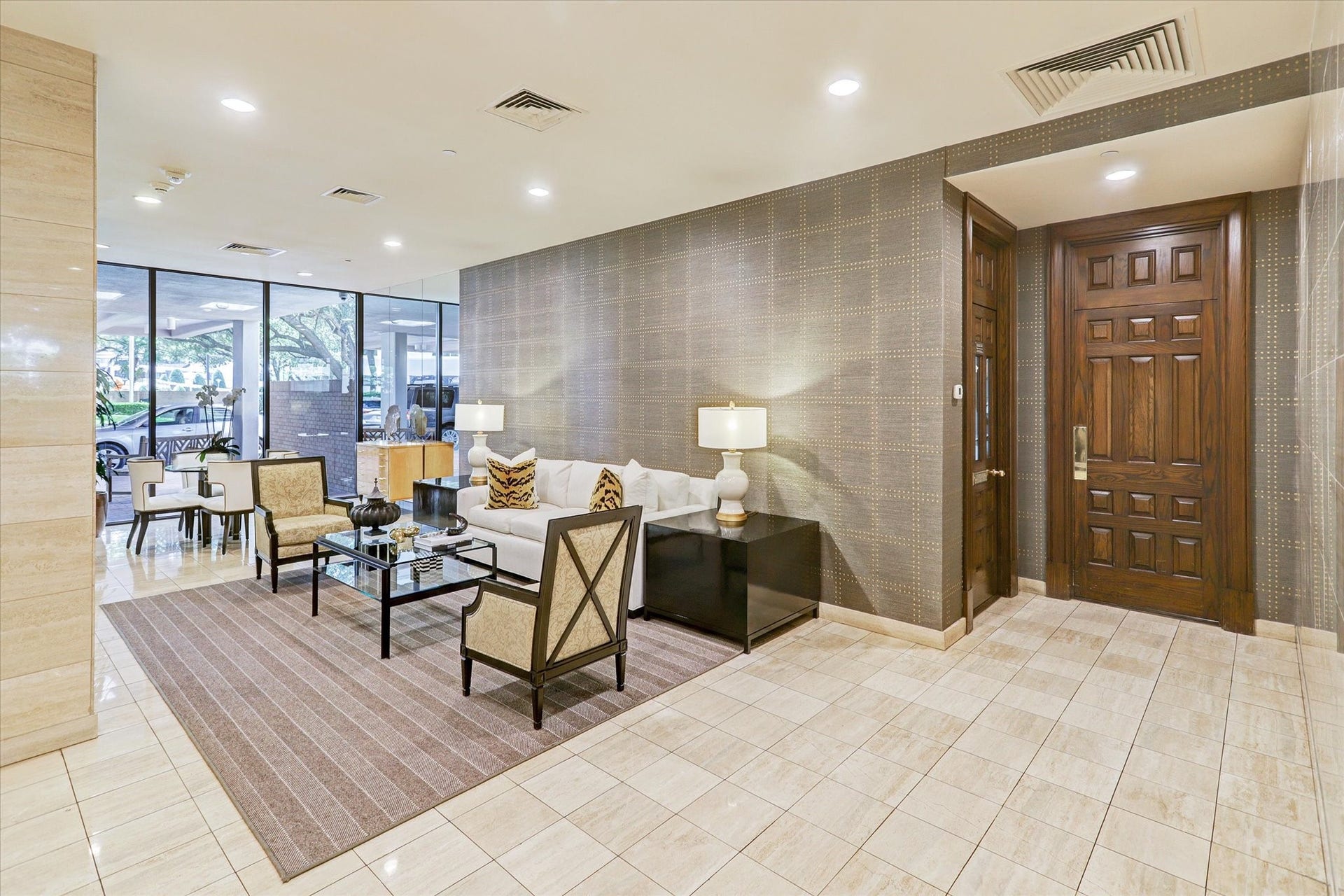14 Greenway Plaza, #9R, Houston, TX 77046 The welcoming lobby pairs warm neutral finishes with comfortable seating, decorative lighting and large windows, creating an inviting space to greet guests. The building offers 24-hour resident services and a lobbyman.