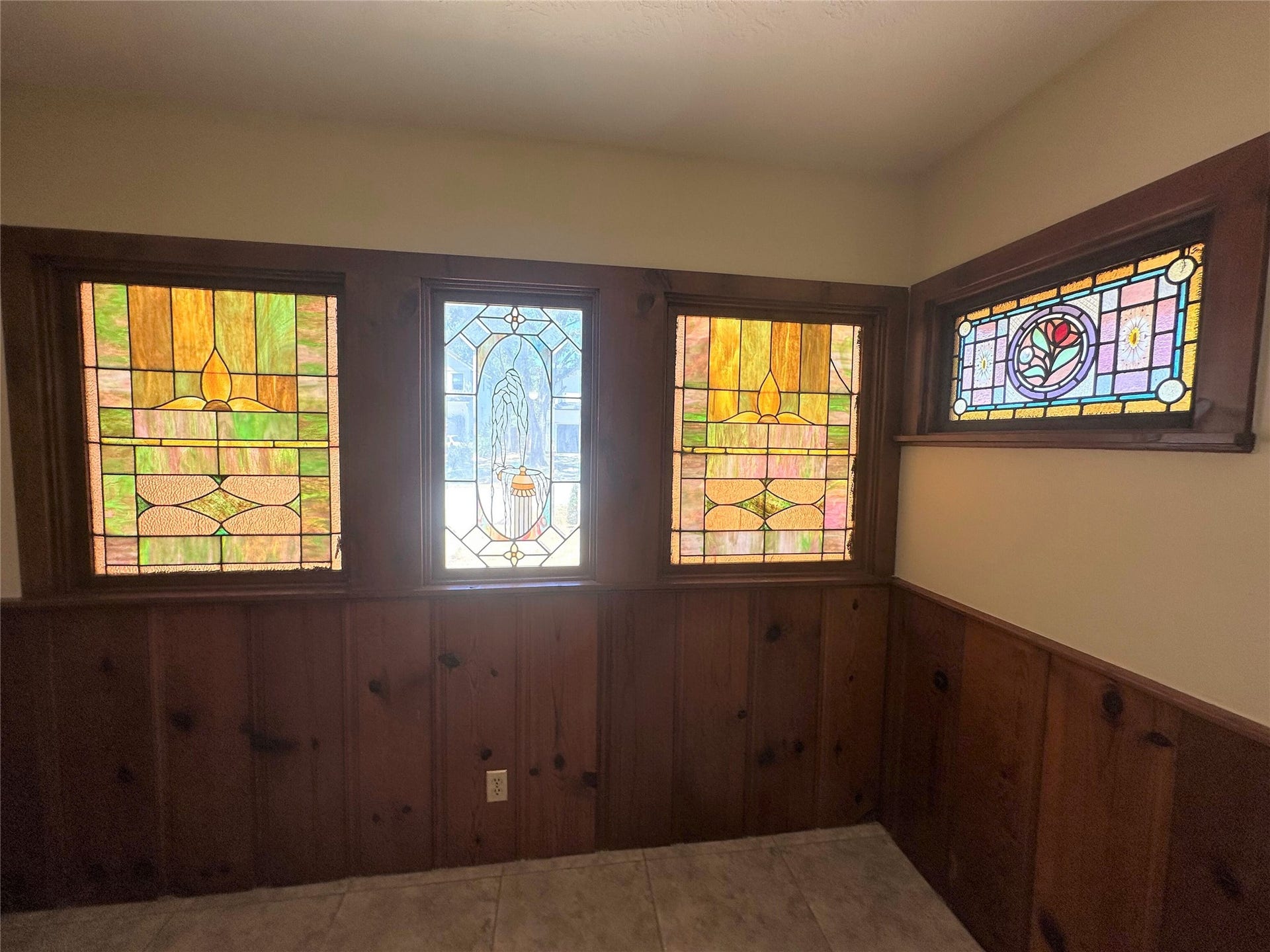 Look at these gorgeous stained glass windows!  Such a neat accent and also visible from the street/front of home.