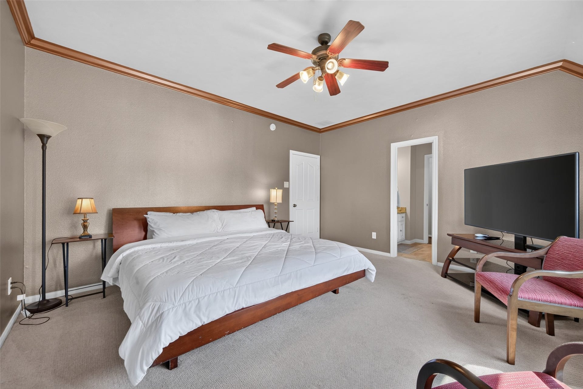 13611 Cottage Arbor Court, Sugar Land, TX 77498 Spacious fourth bedroom with an en-suite bath, high ceiling, ceiling fan, and plenty of room for a comfortable sitting area; ideal for guests or extended family.