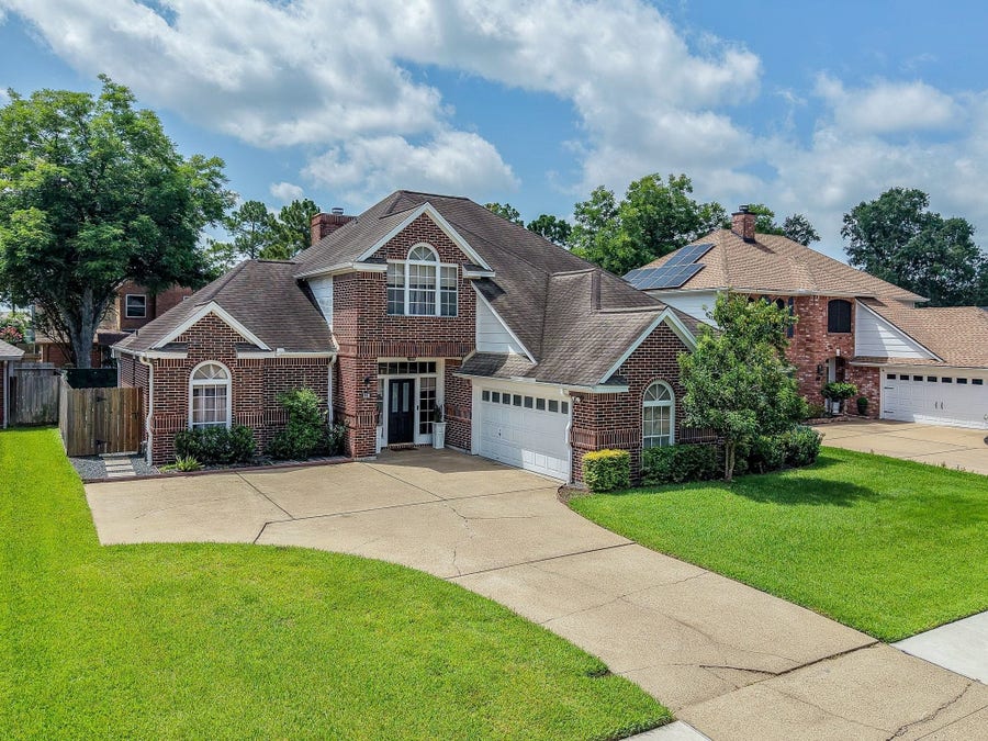 Property photo for 118 Mill Trail Drive, Sugar Land, TX