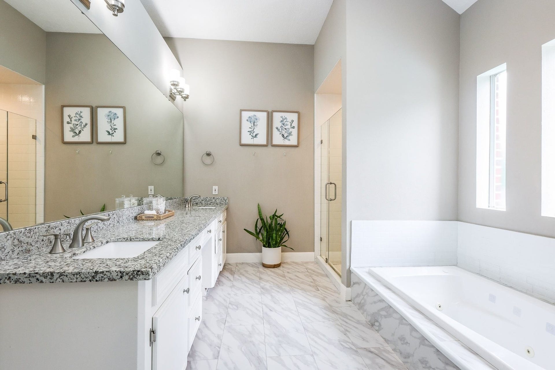 118 Mill Trail Drive, Sugar Land, TX 77498 Soaking tub ample natural light.