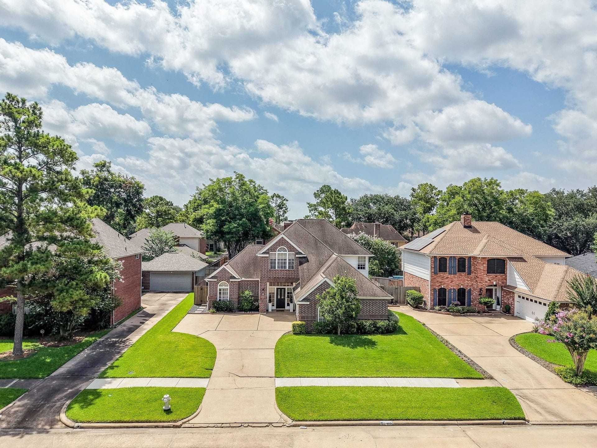 118 Mill Trail Drive, Sugar Land, TX 77498 Sugarmill is lined with mature trees and sidewalks.