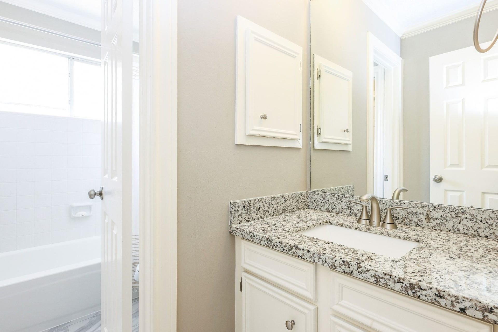 118 Mill Trail Drive, Sugar Land, TX 77498 Full size bathroom upstairs with tub/shower combination.