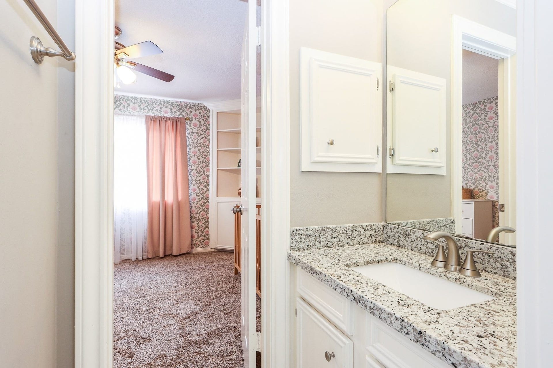 118 Mill Trail Drive, Sugar Land, TX 77498 Full size bathroom upstairs with tub/shower combination.