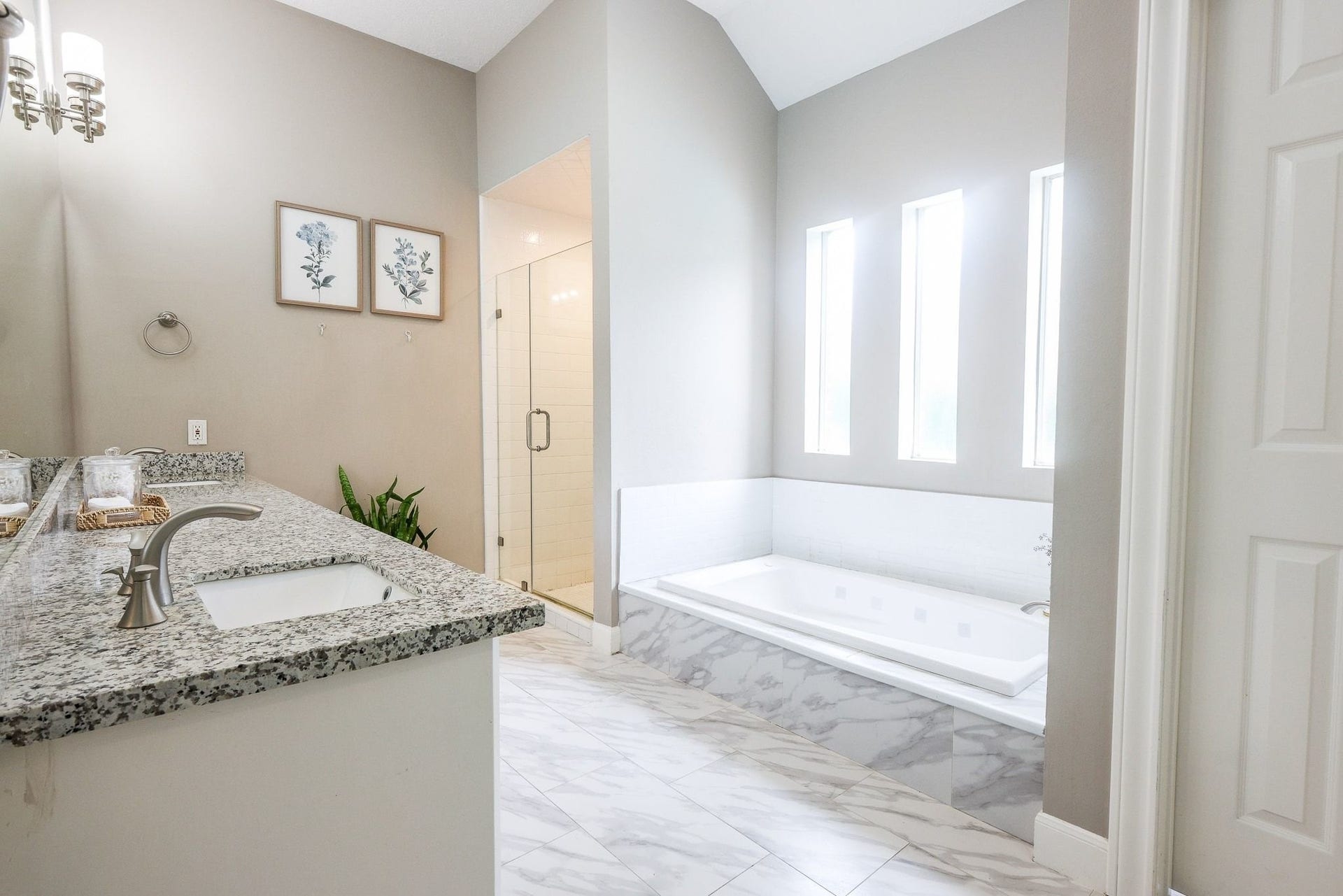 118 Mill Trail Drive, Sugar Land, TX 77498 Generous primary bathroom suite!