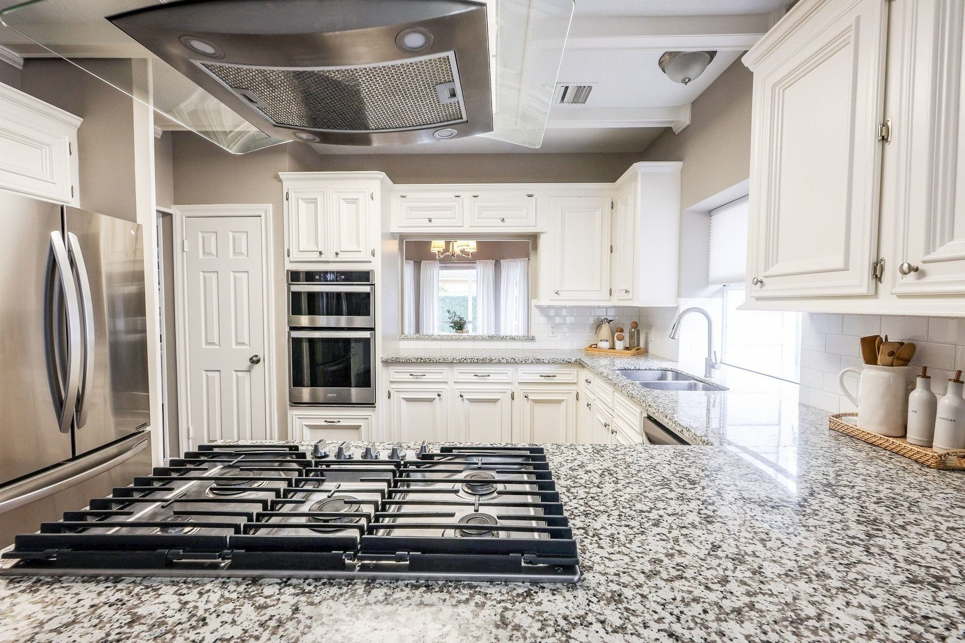118 Mill Trail Drive, Sugar Land, TX 77498 Classic white cabinets and stainless steel appliances.