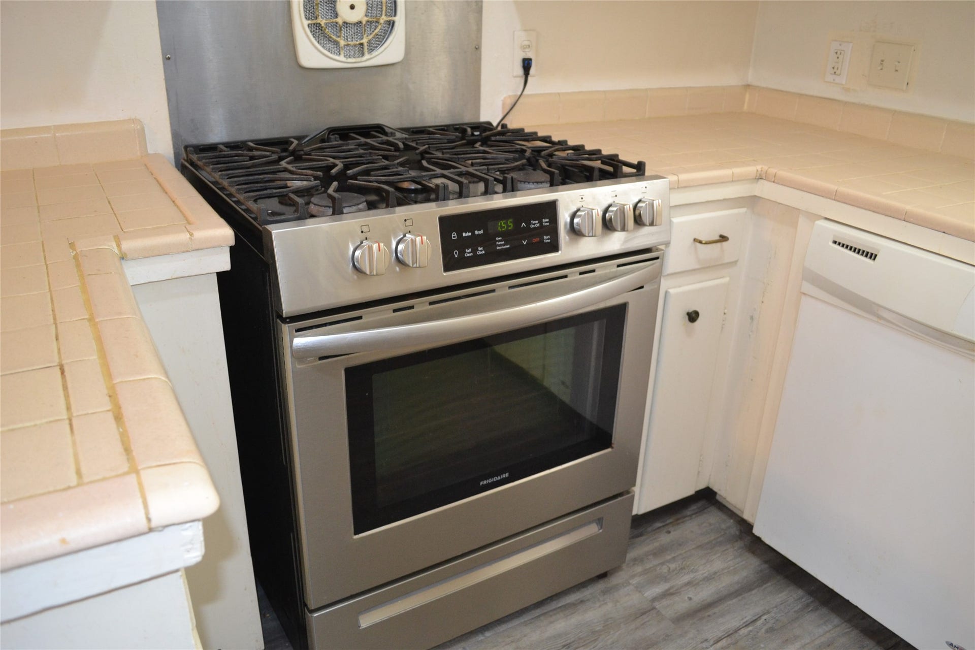 1521 Rutland Street, #4, Houston, TX 77008 Stainless steel Gas Range