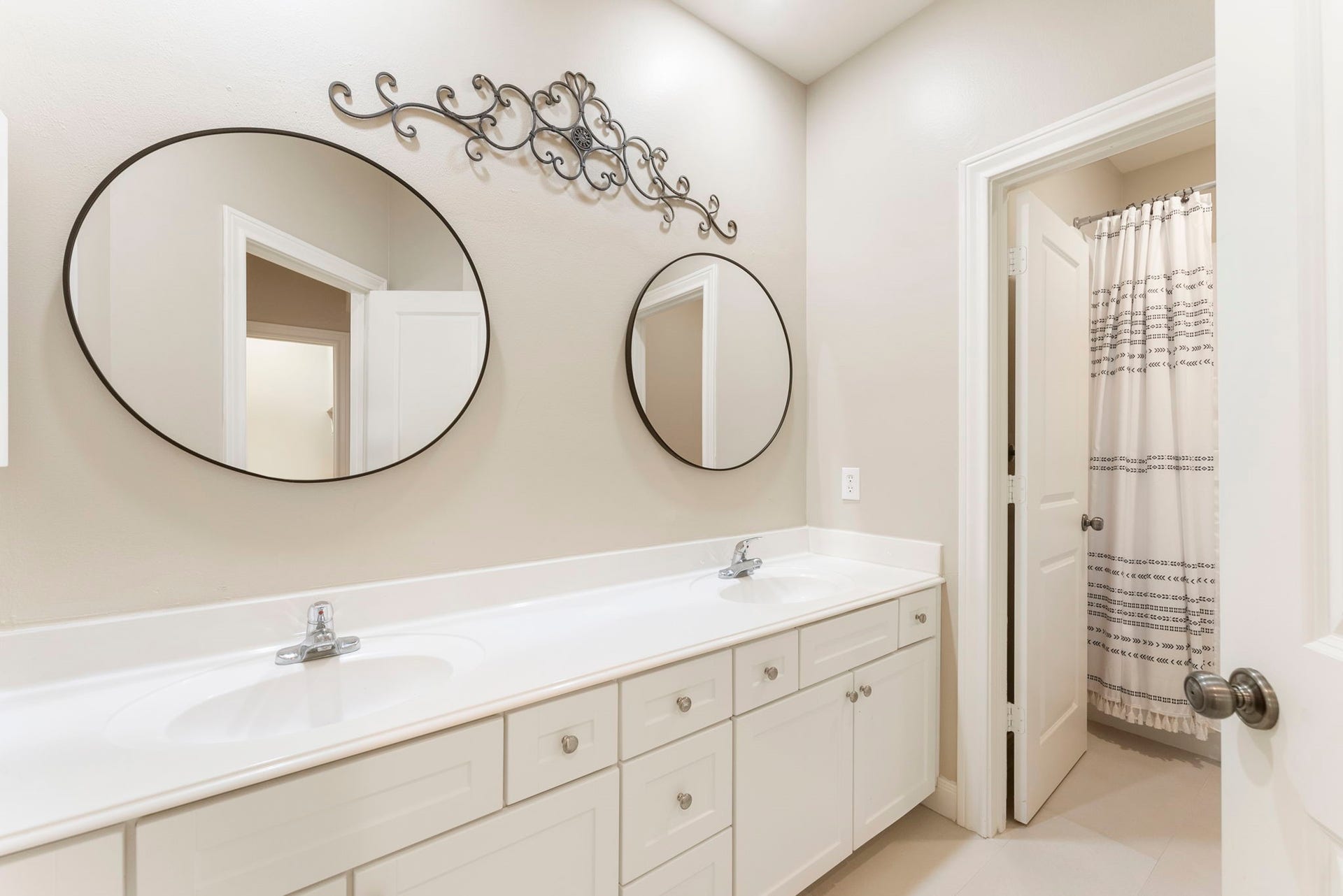 24 Riva Row, Spring, TX 77380 The secondary bath features dual sinks and a separate room for the tub and shower, perfect for bedroom 2 and 3 to share.