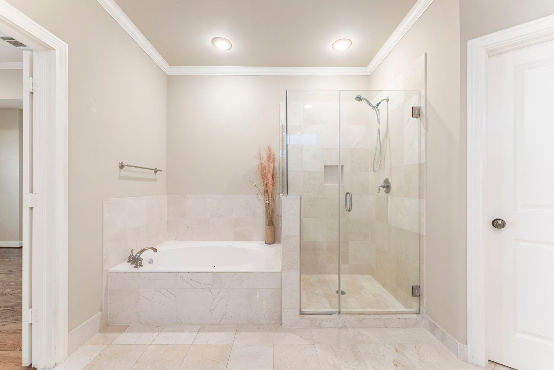 24 Riva Row, Spring, TX 77380 A spa-like retreat with a jetted tub, frameless glass shower, and built-in niche.
