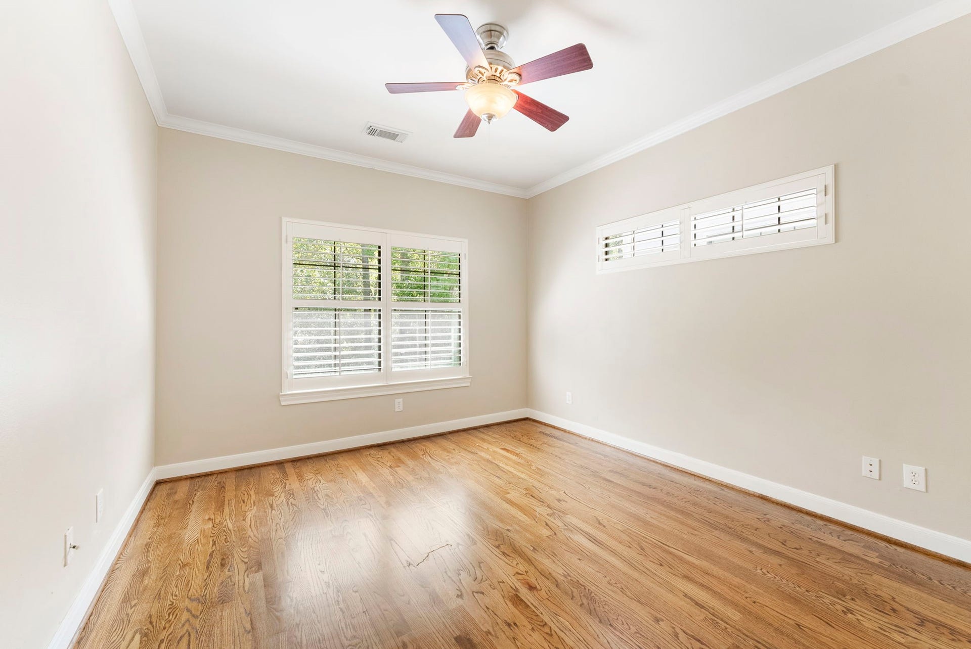 24 Riva Row, Spring, TX 77380 Hardwoods, crown molding, and a ceiling fan complete this bright, comfortable secondary bedroom on the second floor.