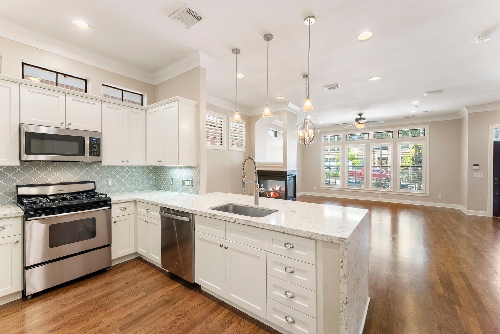 24 Riva Row, Spring, TX 77380 Cook, chat, and take in the fireside glow, all from the waterfall peninsula overlooking the sunlit living room.
