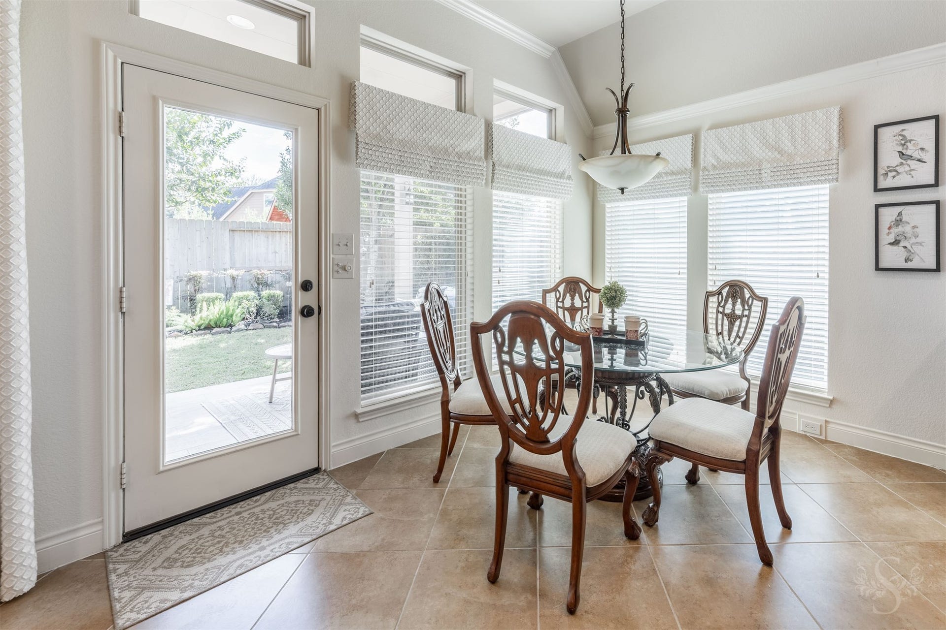 5219 Kenton Place Lane, Fulshear, TX 77441 Surrounded by tall windows, the breakfast room offers a cheerful, bright place to start your day with morning coffee and views of the beautifully landscaped backyard. A glass door opens to the covered patio for leisurely breakfasts in the fresh air.