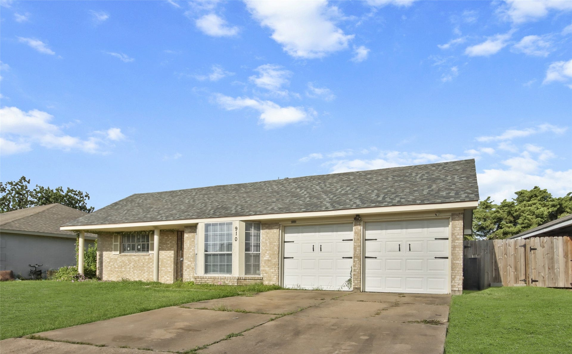 910 Centerwood Drive, Houston, TX 77013 Thank you for viewing our listing. We'd love to show you this home! Call us today to schedule your private showing.