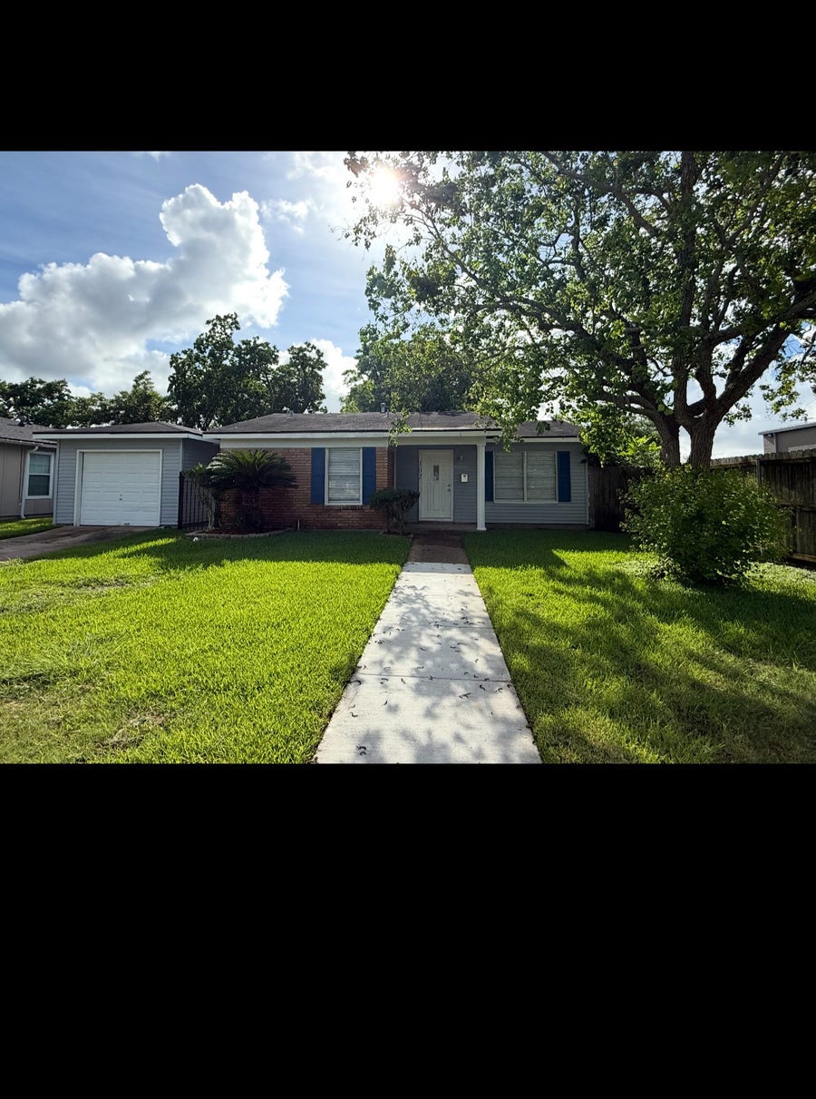 Property photo for 102 Forest Oaks Ln, Lake Jackson, TX