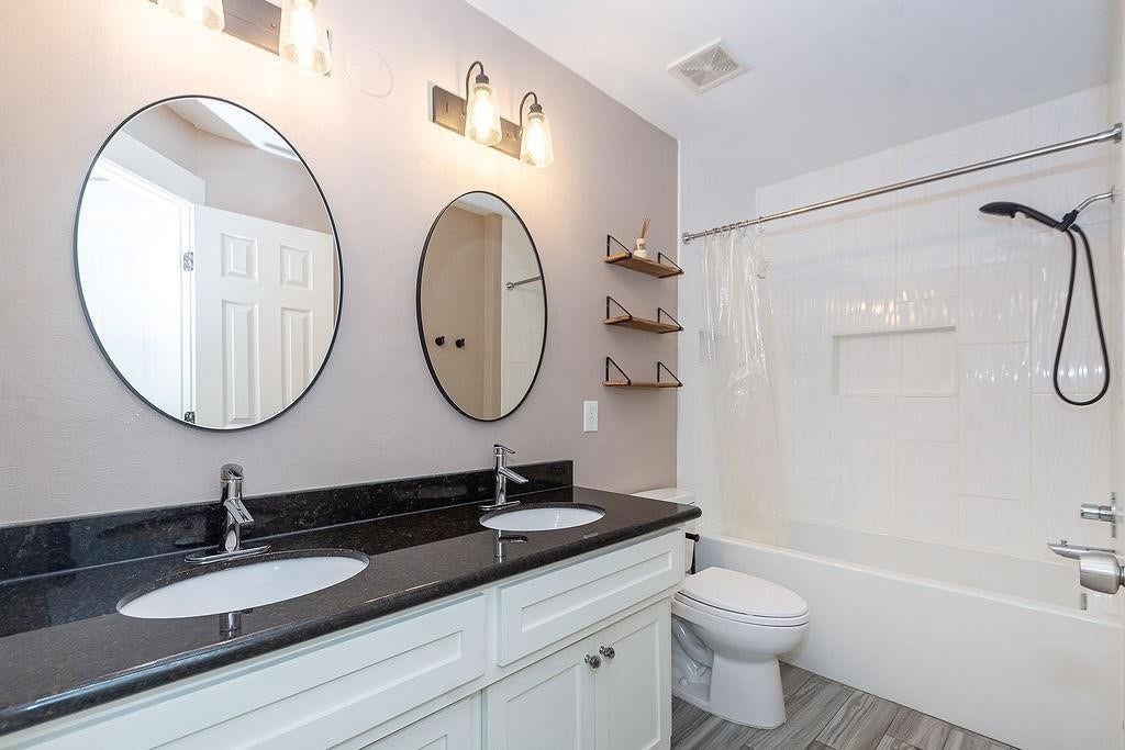 Large secondary bathroom