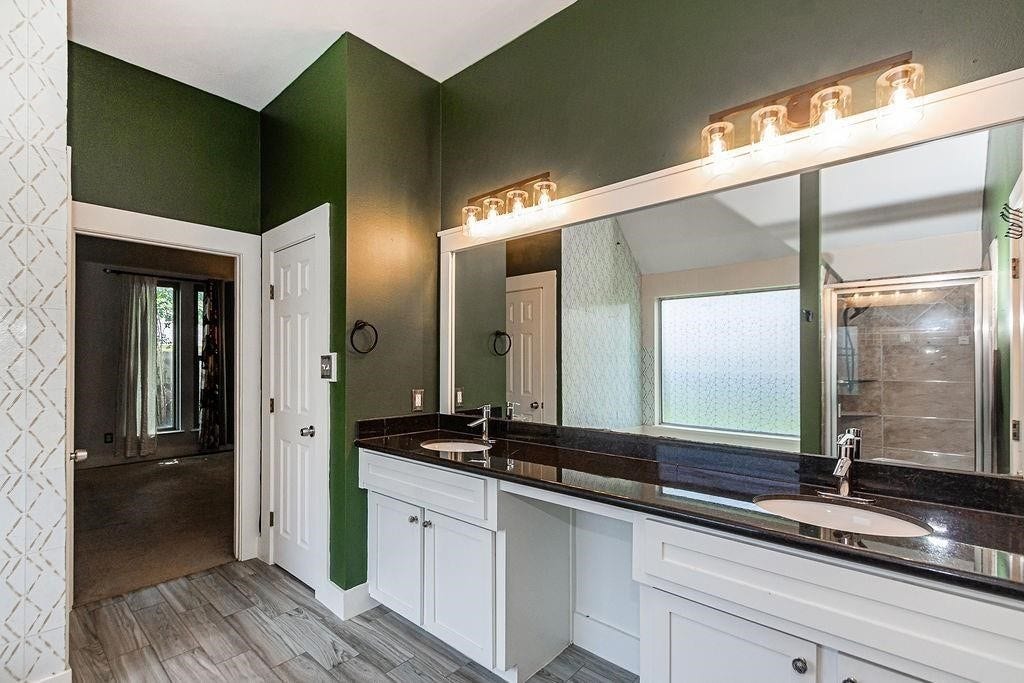 Dual sinks with large lots of countertop space.