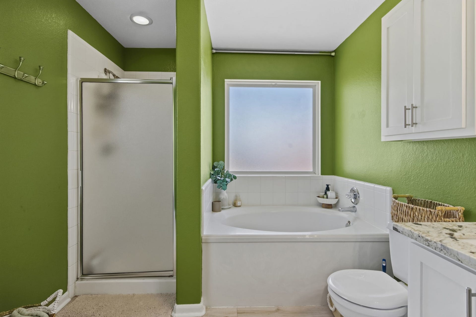 6615 Green Pear Lane, Houston, TX 77049 Primary Bathroom