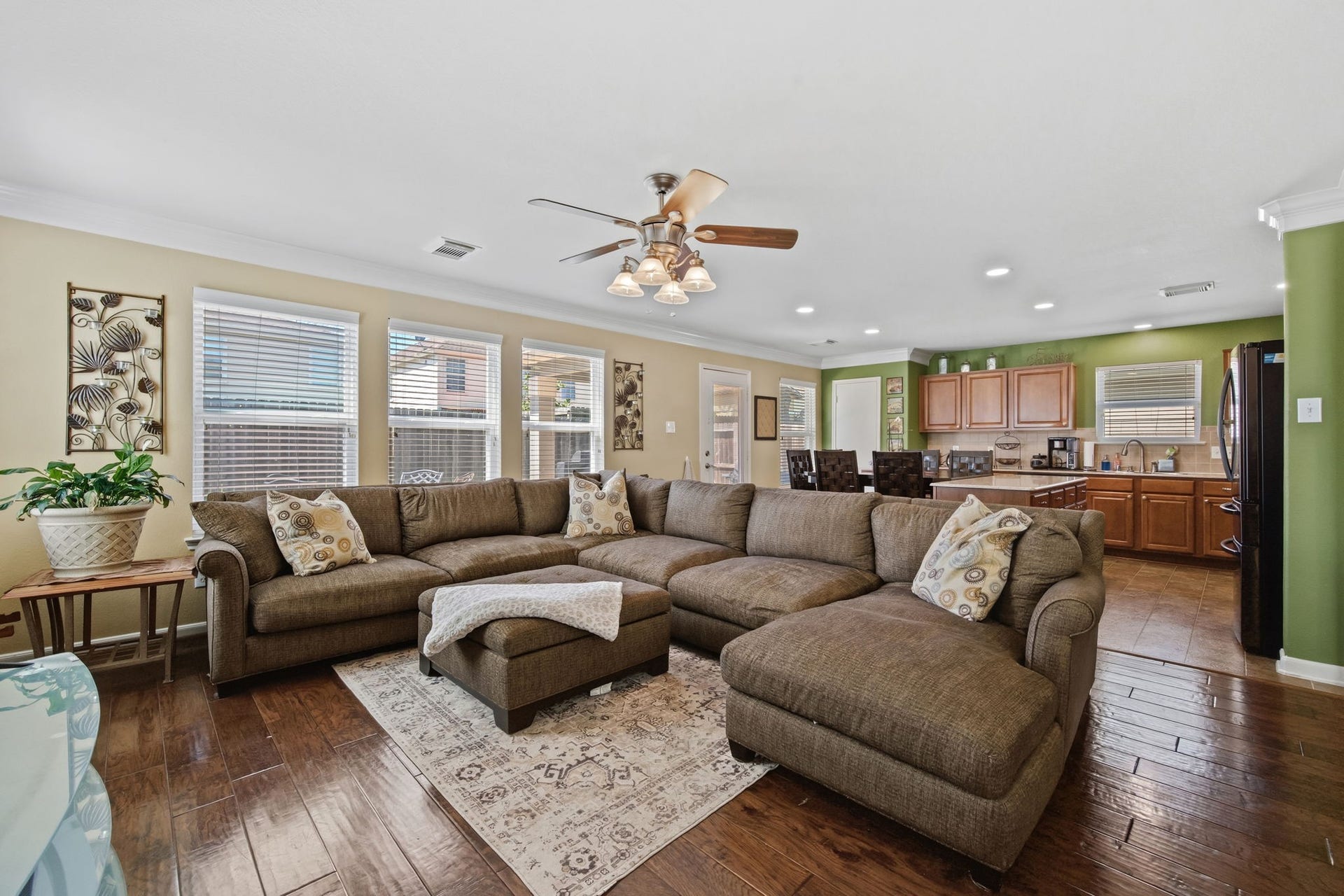 6615 Green Pear Lane, Houston, TX 77049 Living/ Family Room