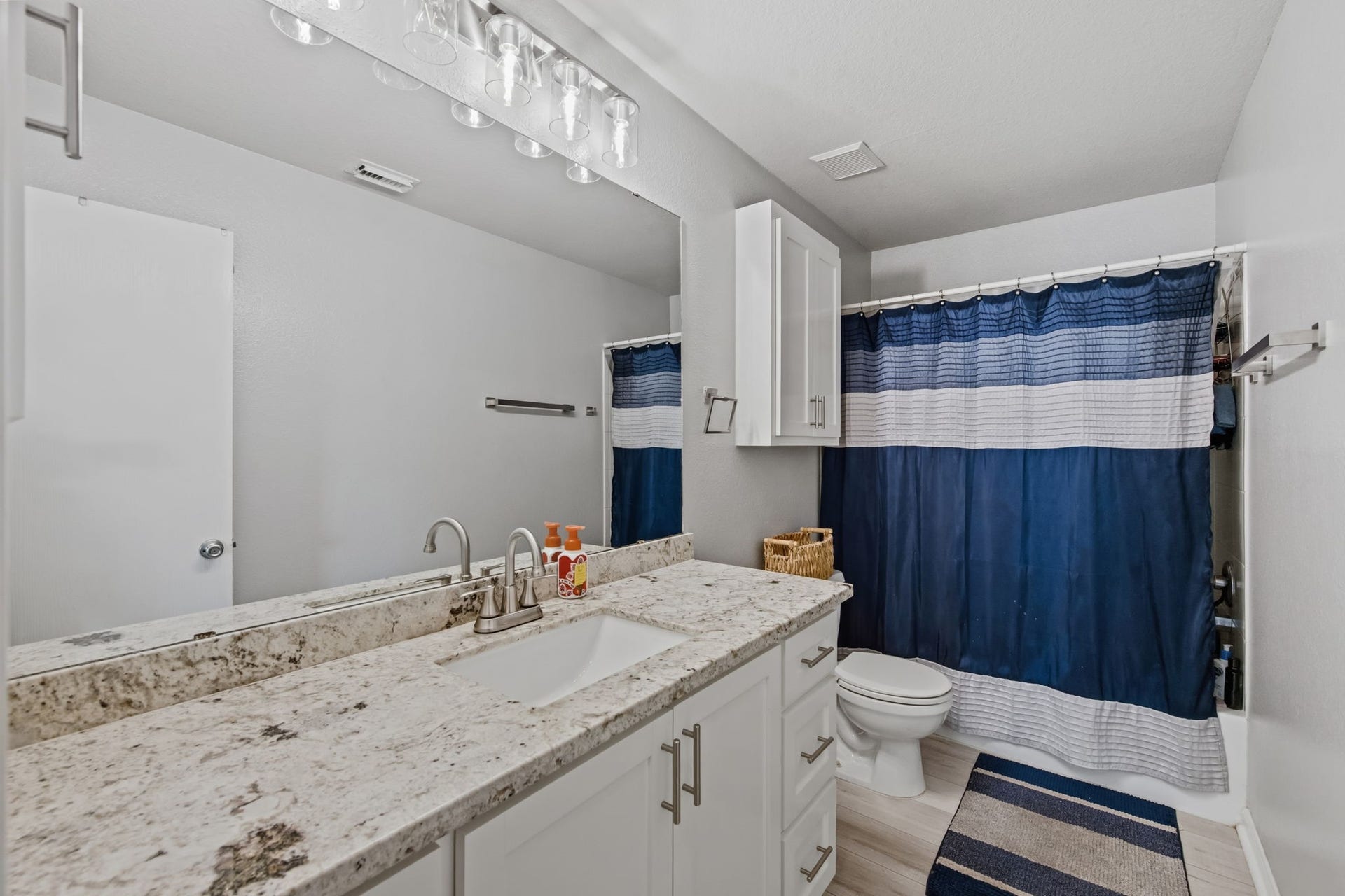 6615 Green Pear Lane, Houston, TX 77049 Upstairs Bathroom