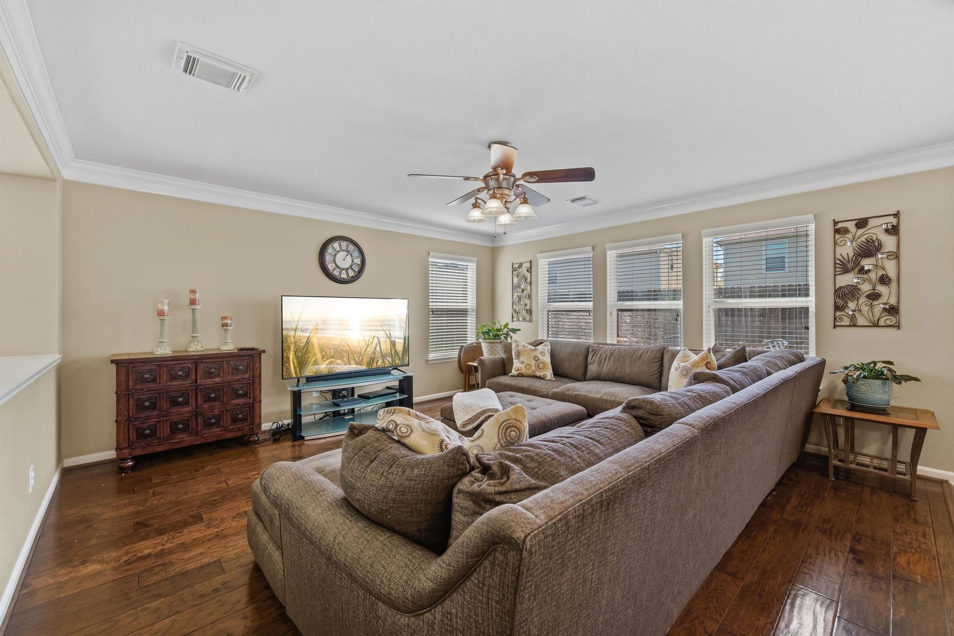 6615 Green Pear Lane, Houston, TX 77049 Living/ Family Room