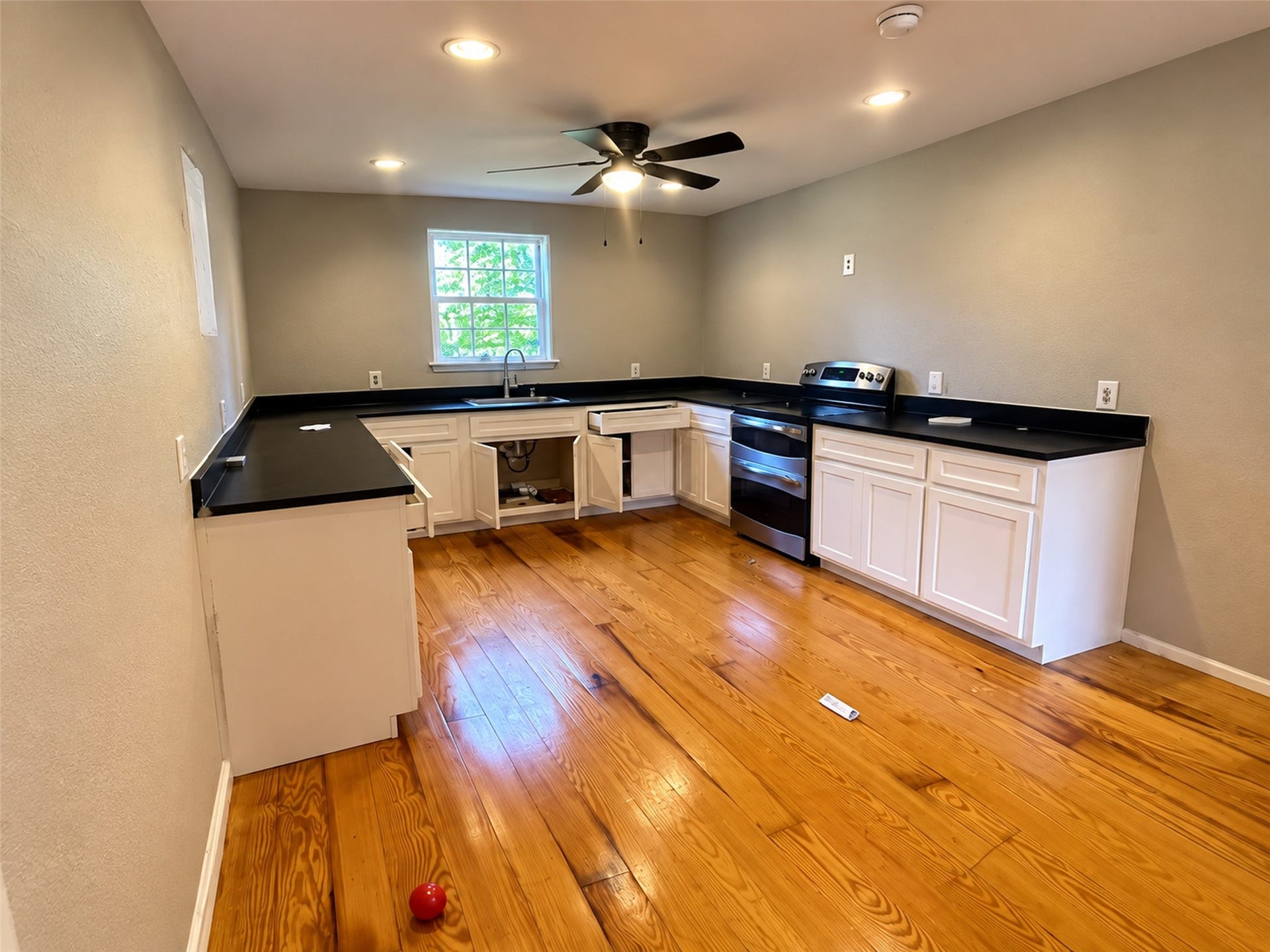 3689 County Road 851A, Brazoria, TX 77422 This is the actual kitchen photo. The next photo is staged to show you what it could look like.