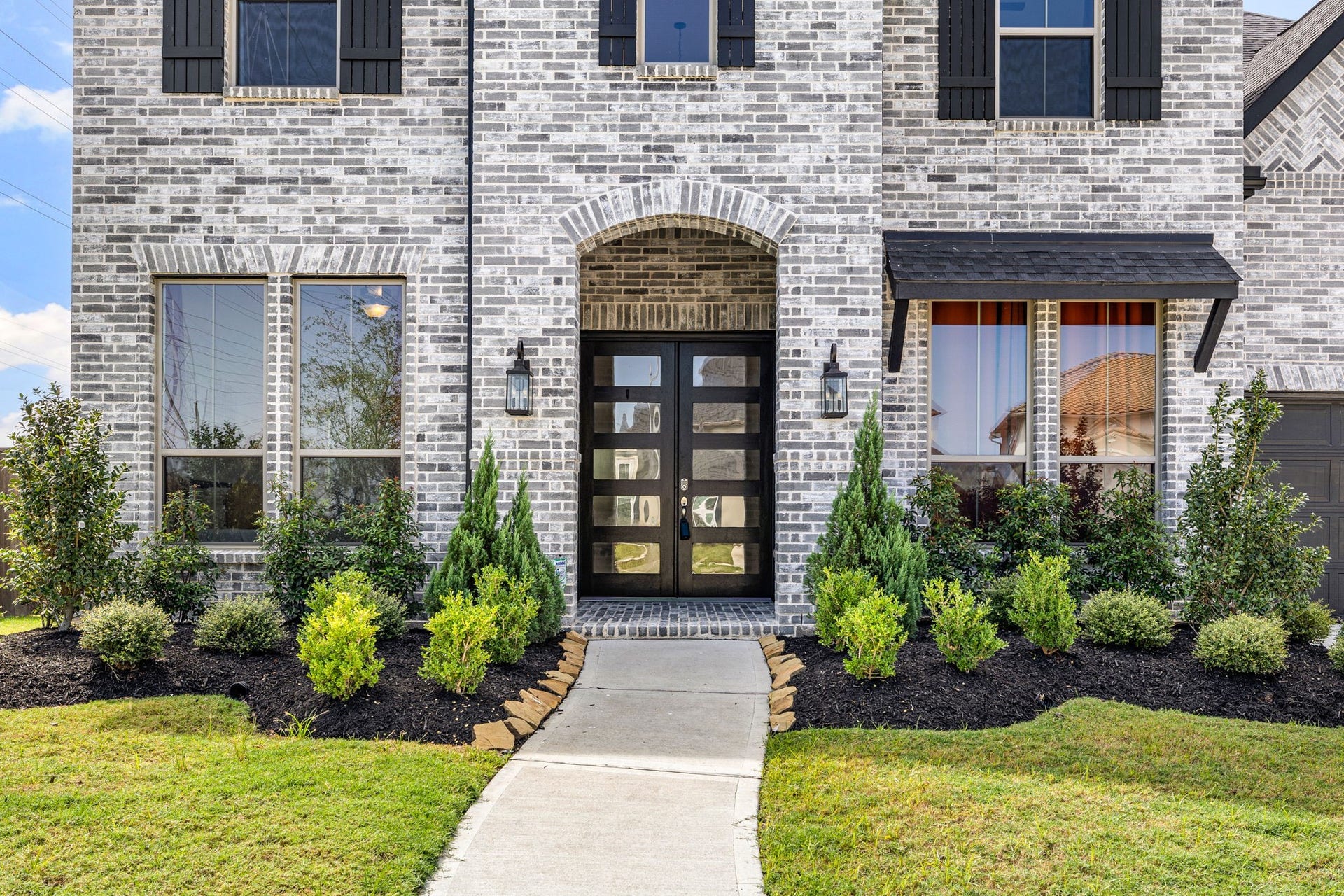 6903 Shoreline View Drive, Katy, TX 77493 Arched entryway, flanked by manicured landscaping and large windows for abundant natural light!