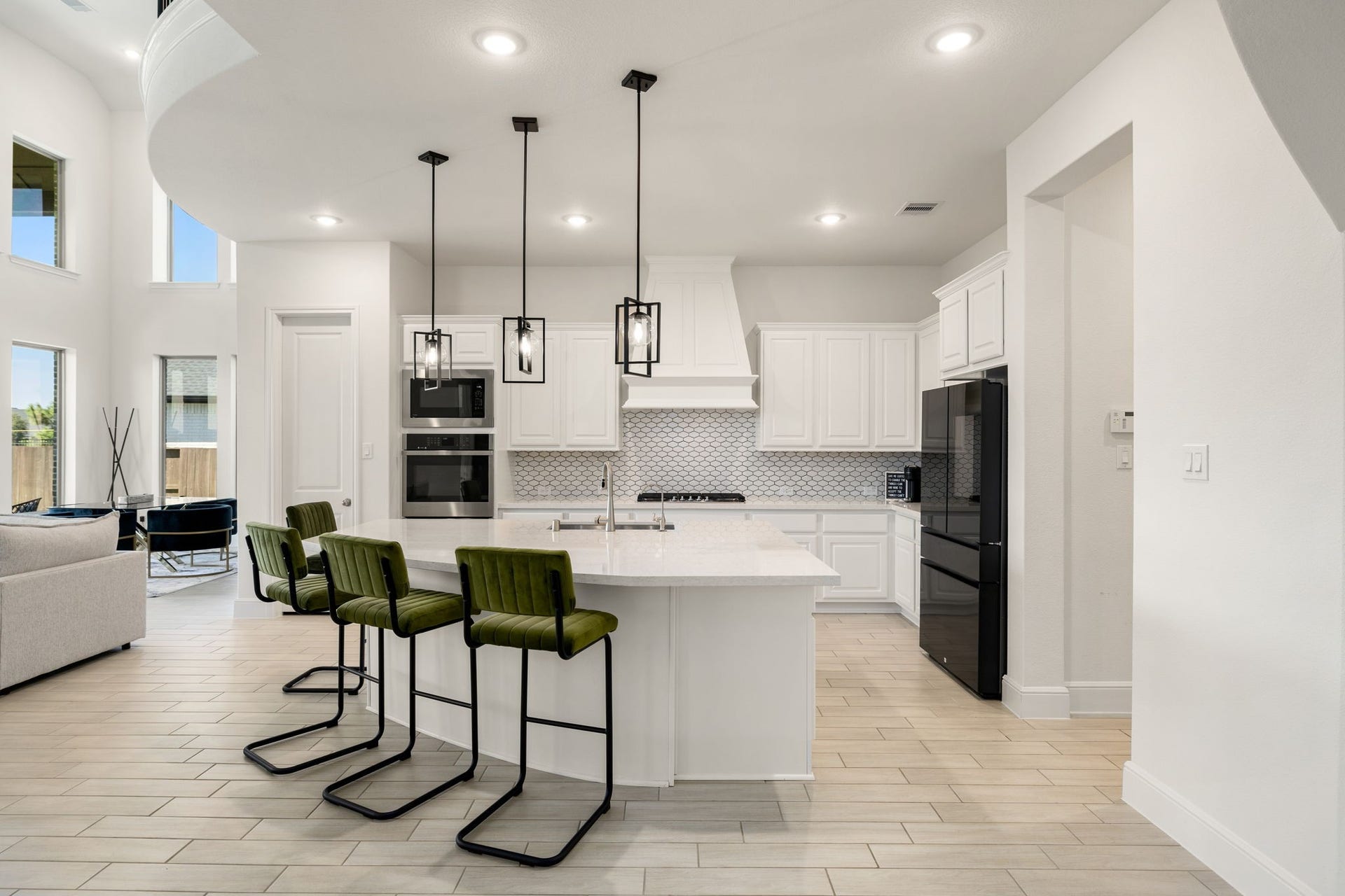 6903 Shoreline View Drive, Katy, TX 77493 Contemporary feel with stylish backsplash and stainless steel appliances!