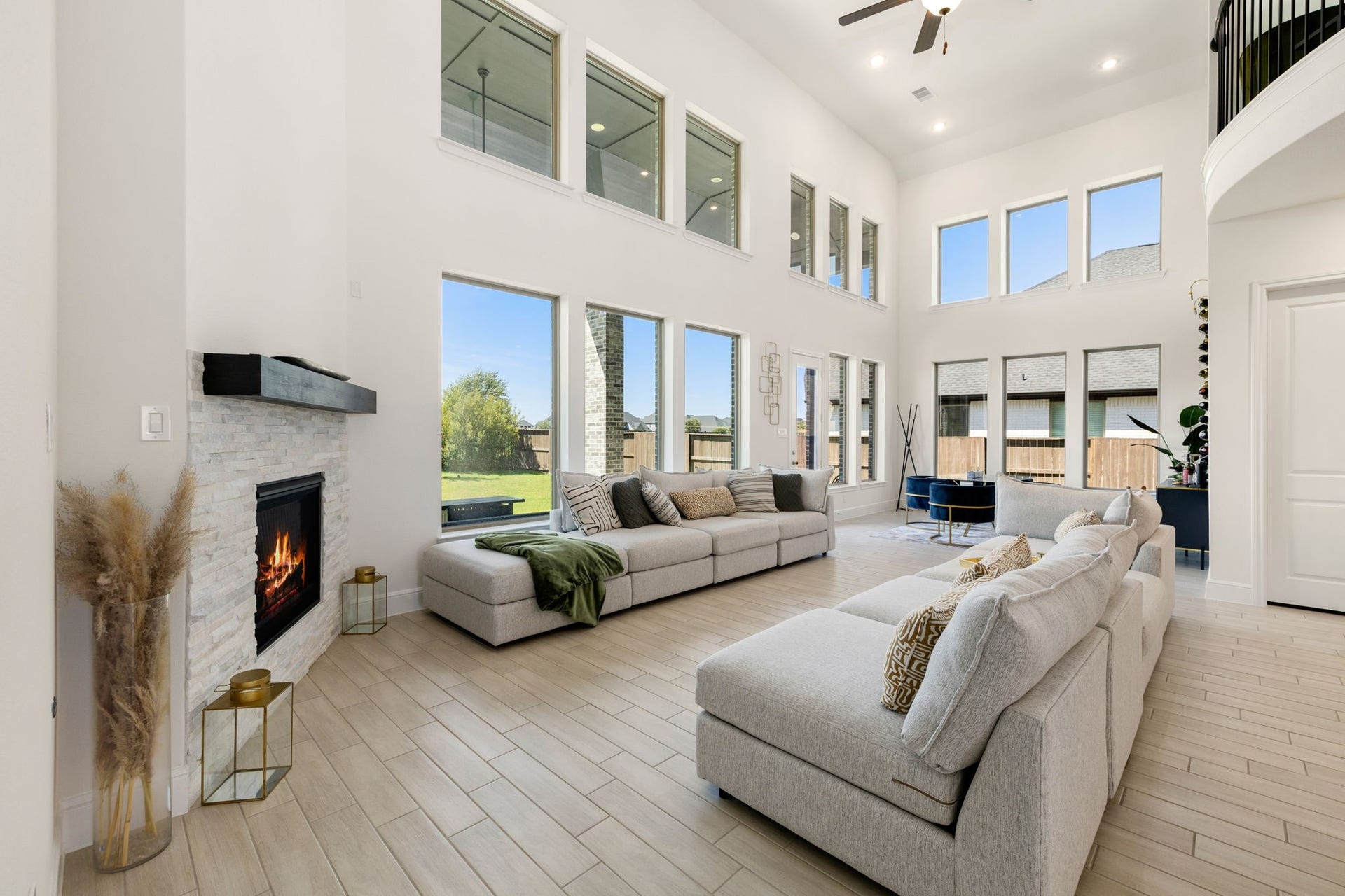 6903 Shoreline View Drive, Katy, TX 77493 Expansive living room perfect for relaxation and entertaining!