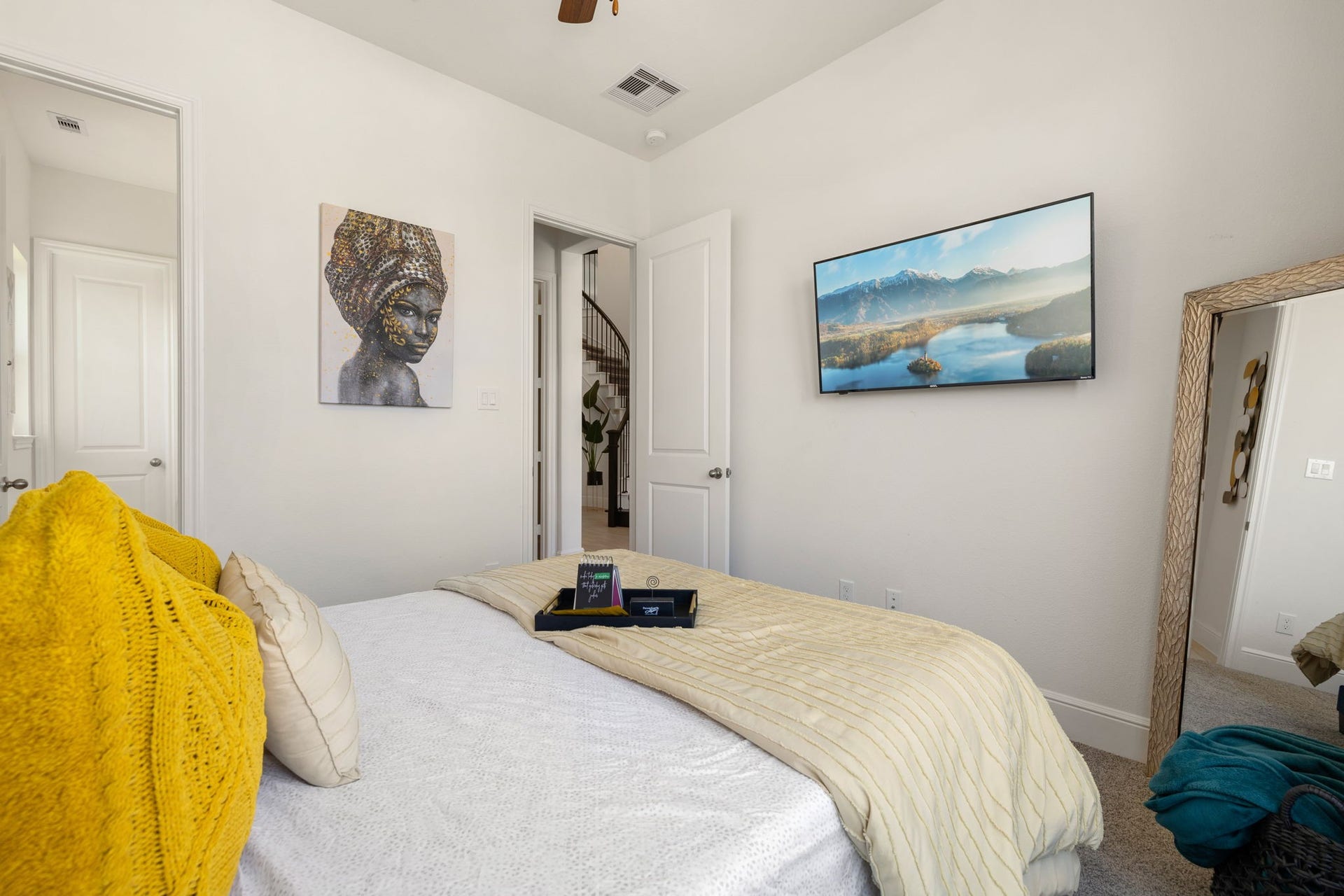 6903 Shoreline View Drive, Katy, TX 77493 Cozy bedroom on first floor with a private ensuite!