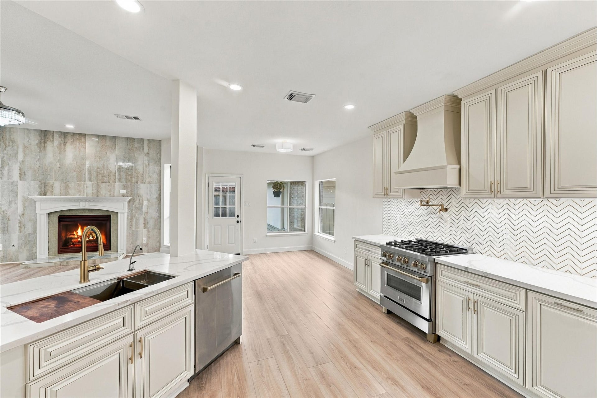 22415 Elizabeth Place Court, Katy, TX 77494 Quartzite countertops and chevron white / gold custom tile backsplash.