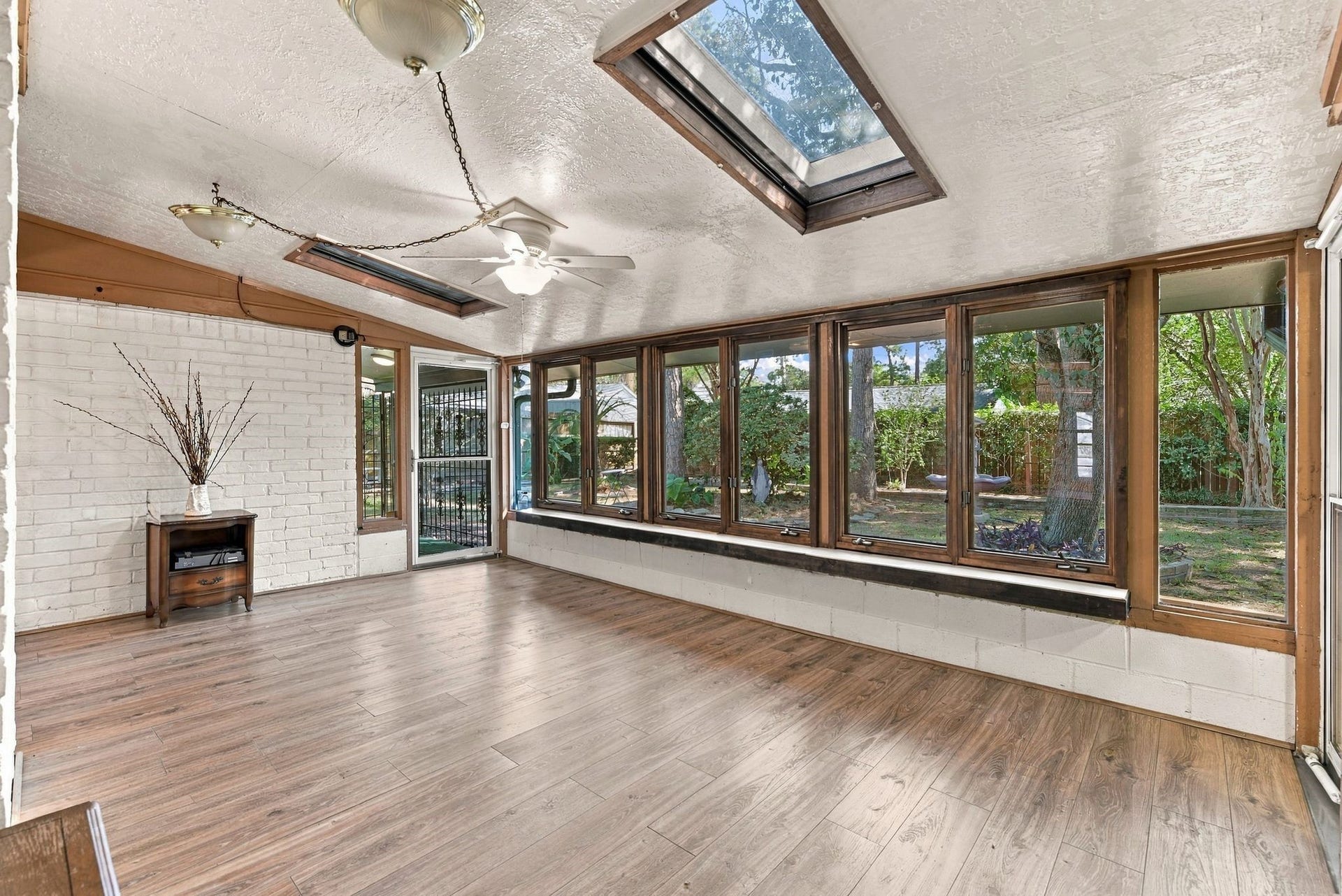 27214 Paula Lane, Conroe, TX 77385 Cozy sunroom! It is heated and cooled. Perfect for entertaining!